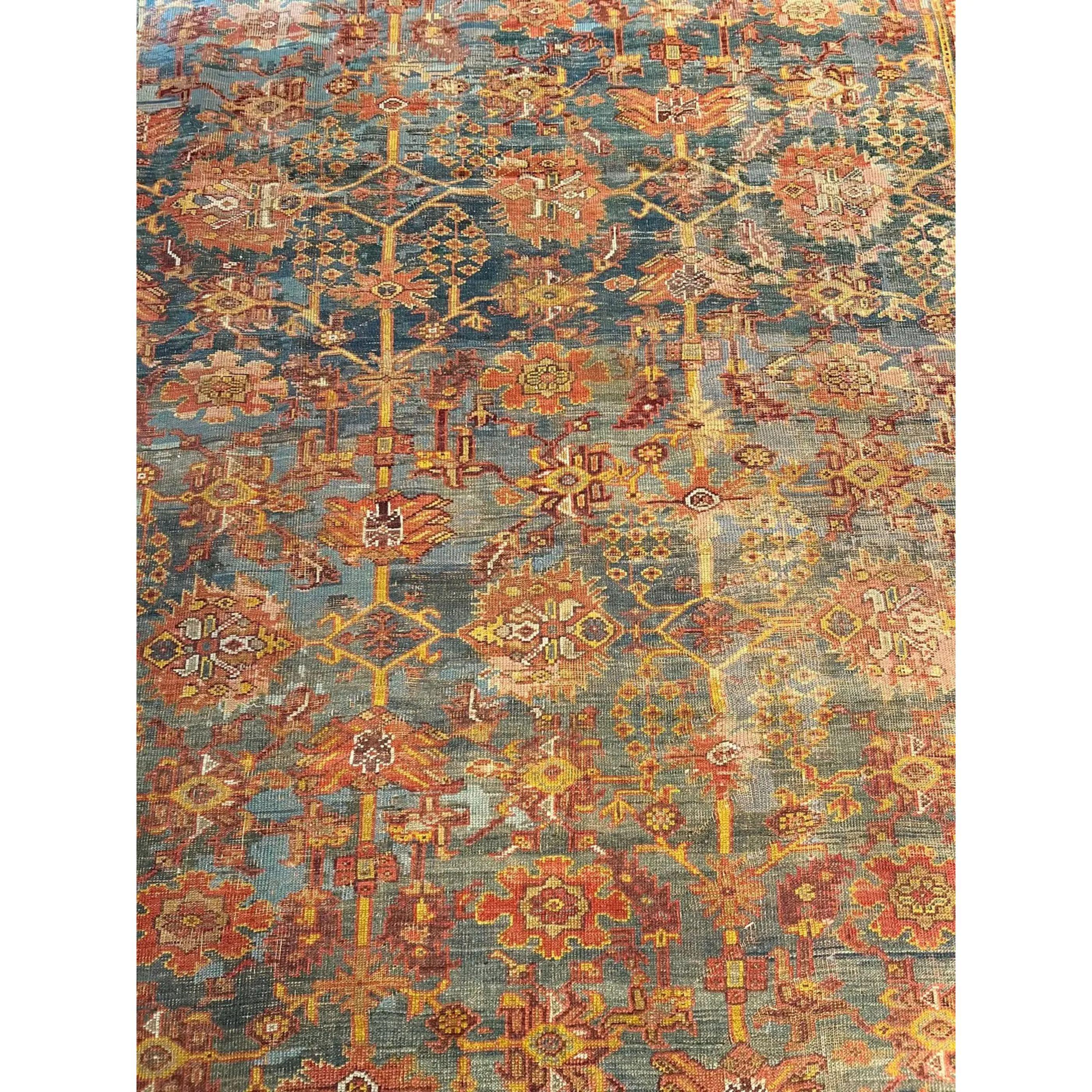Les anciens tapis turcs Oushak sont tissés dans l'ouest de la Turquie depuis le début de la période ottomane. Les historiens leur attribuent la plupart des grands chefs-d'œuvre du tissage des tapis turcs du XVe au XVIIe siècle. En revanche, on sait