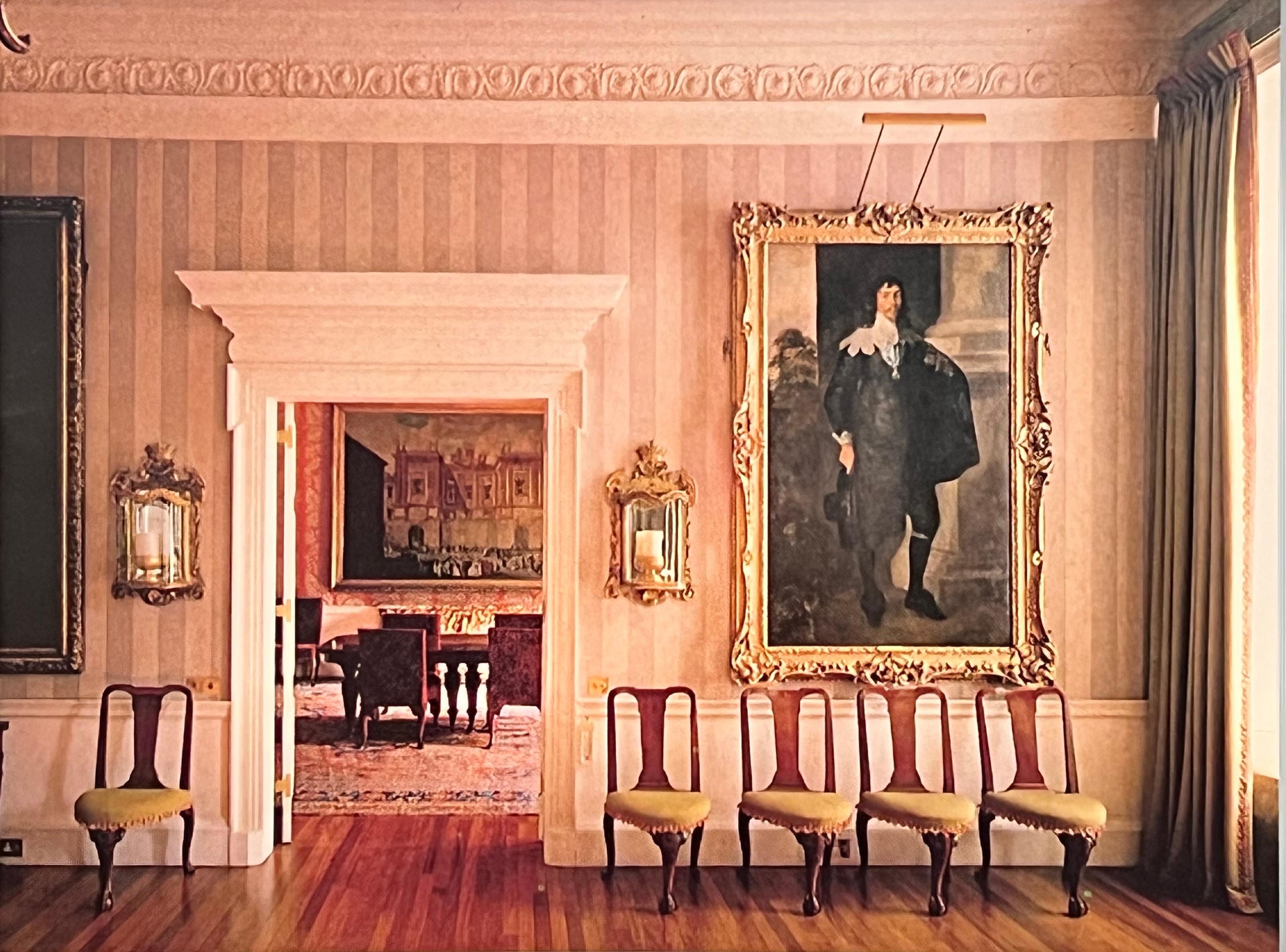 Un'insolita sedia a treppiede in stile Queen Anne, con rivestimento originale in pelle. Proporzioni inaspettatamente generose e peso elevato. Scozia o Irlanda, XIX secolo.

Le ricerche in corso hanno portato alla luce una serie di sedie identiche