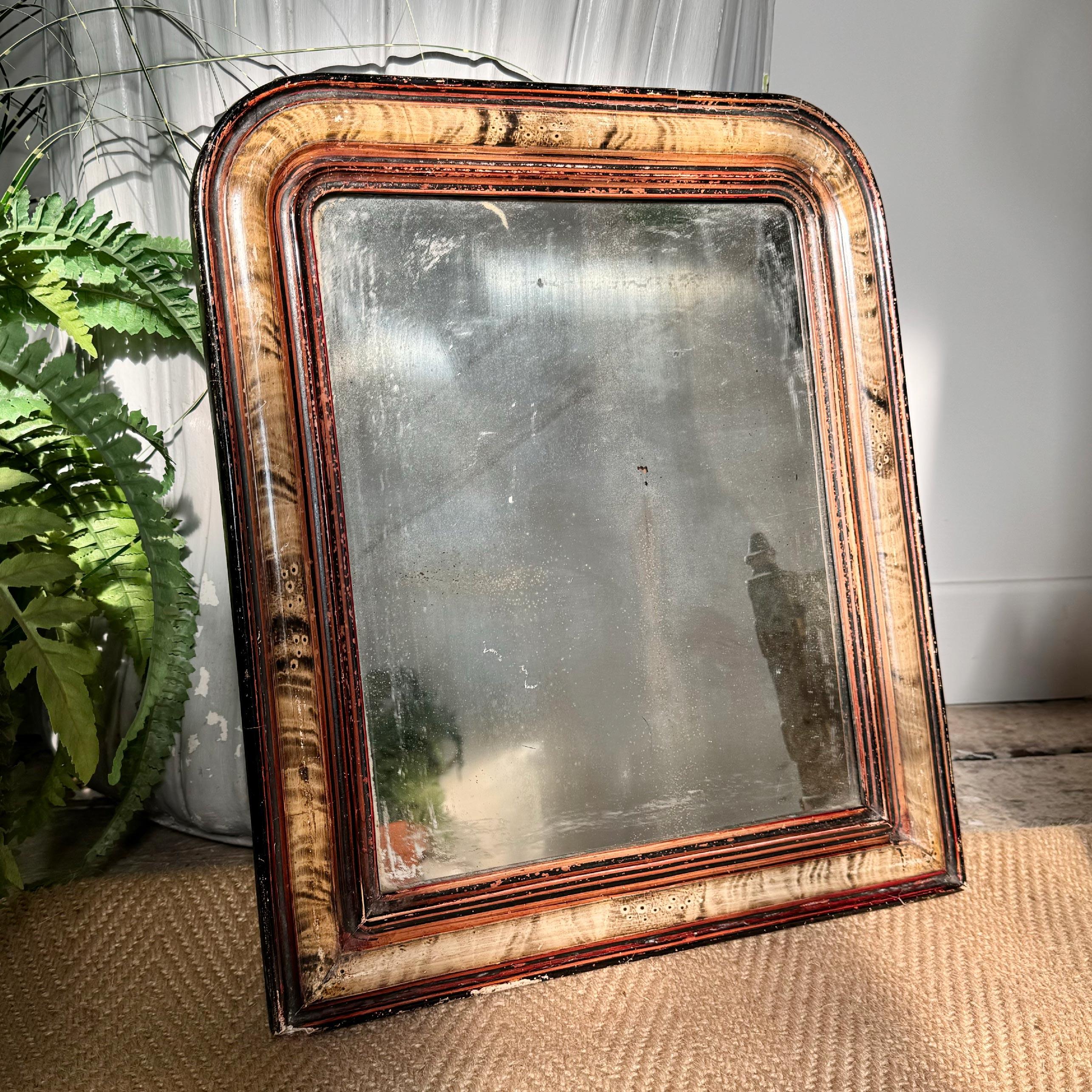Bellissimo specchio Louis Philippe del XIX secolo, di piccole proporzioni, con decorazione trompe l'oeil in una finitura di pelliccia quasi tigrata.



Francia, circa 1860.



È molto insolito trovarne uno con questo tipo di finitura, con la lastra