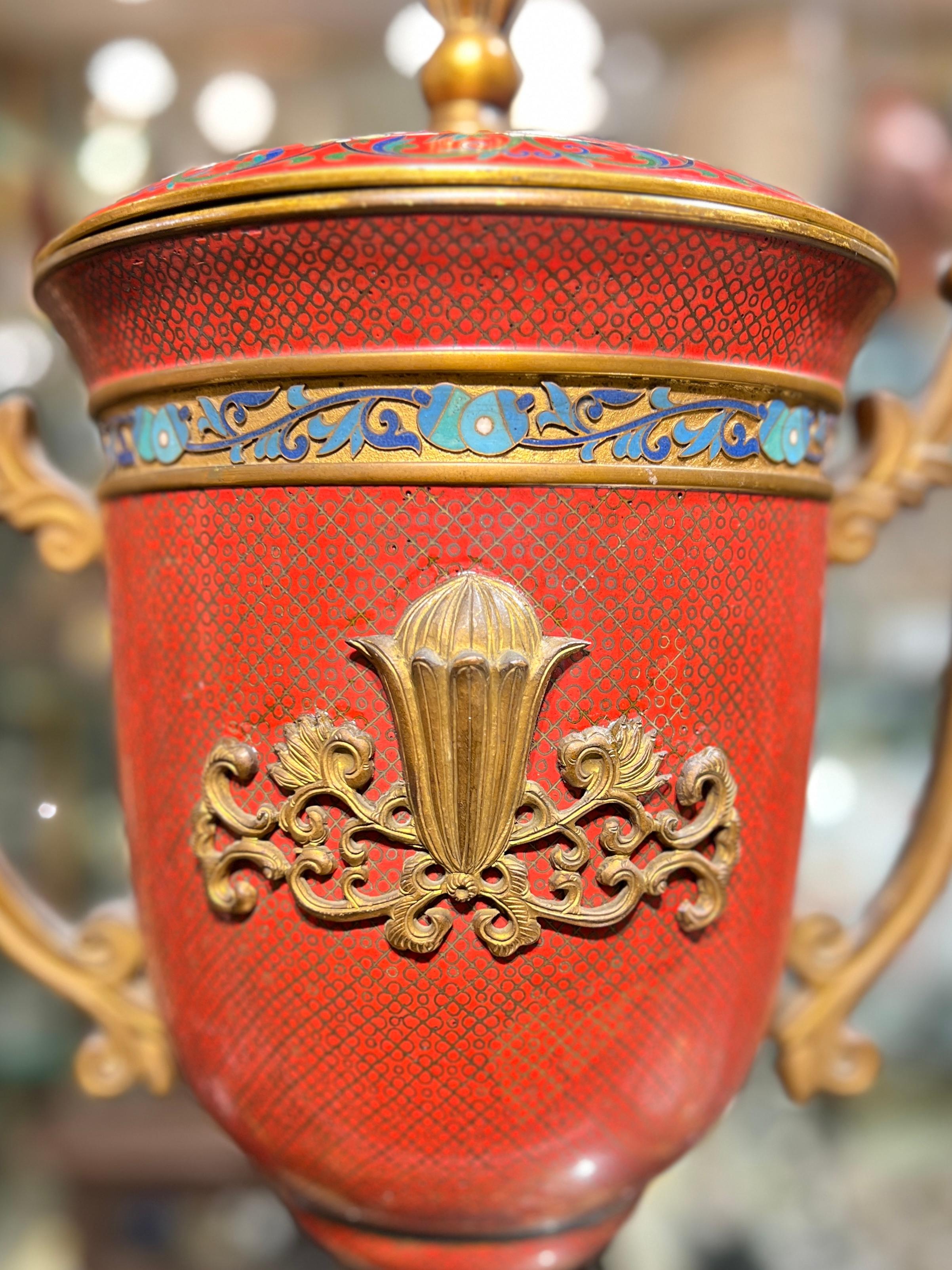 Prächtige und sehr große (23 Zoll hoch) antike (19. Jh.) Trophäenvase oder Urne mit Deckel, fein aus Bronze gefertigt, mit Korpus und Deckel mit mehrfarbiger floraler und abstrakter Cloisonné-Emaillierung im chinesischen Stil auf rotem Grund, und