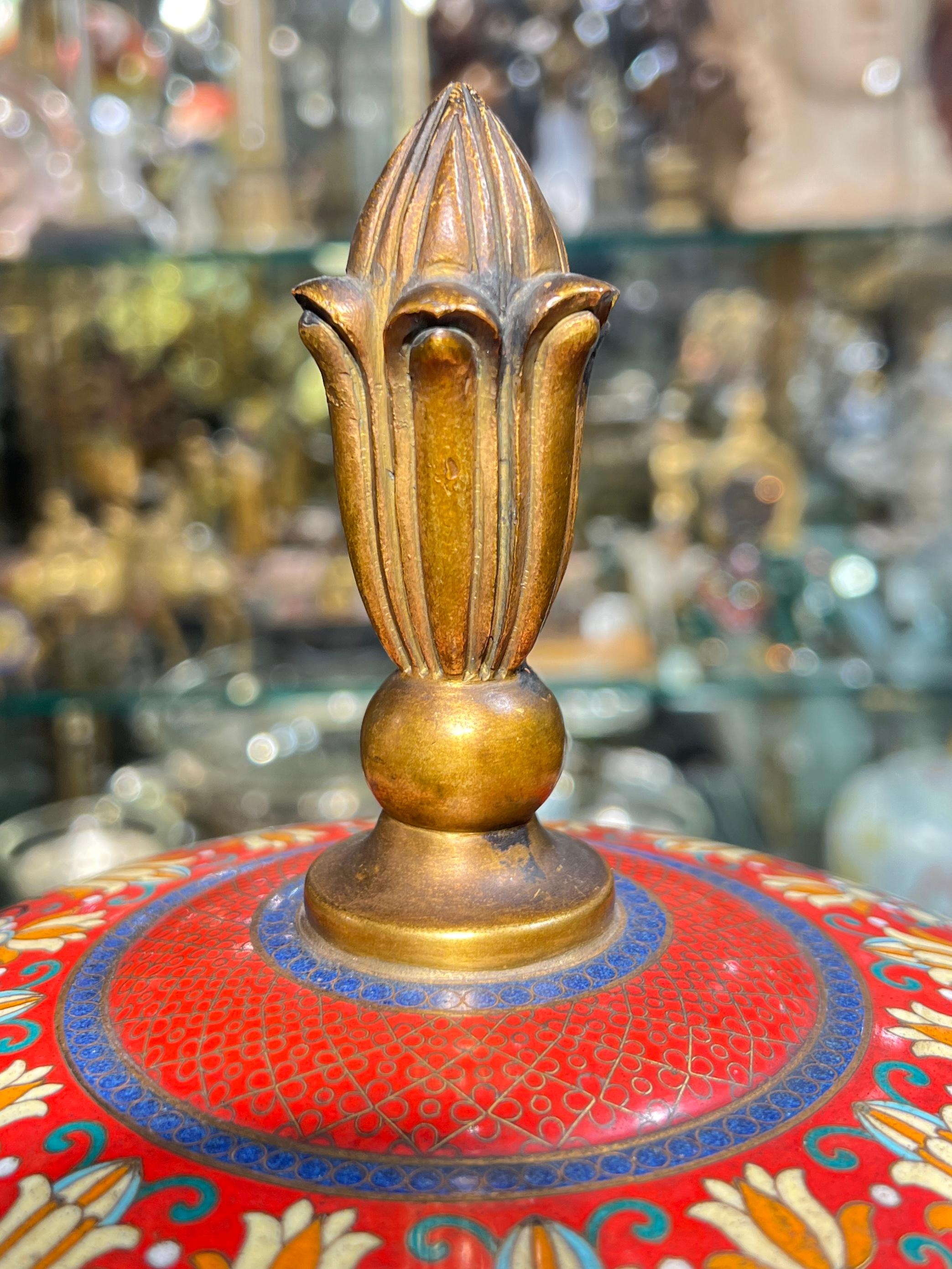 Französische Champleve- und Cloisonné-Vase in Trophäenform des 19. Jahrhunderts mit Deckel (Beaux Arts) im Angebot