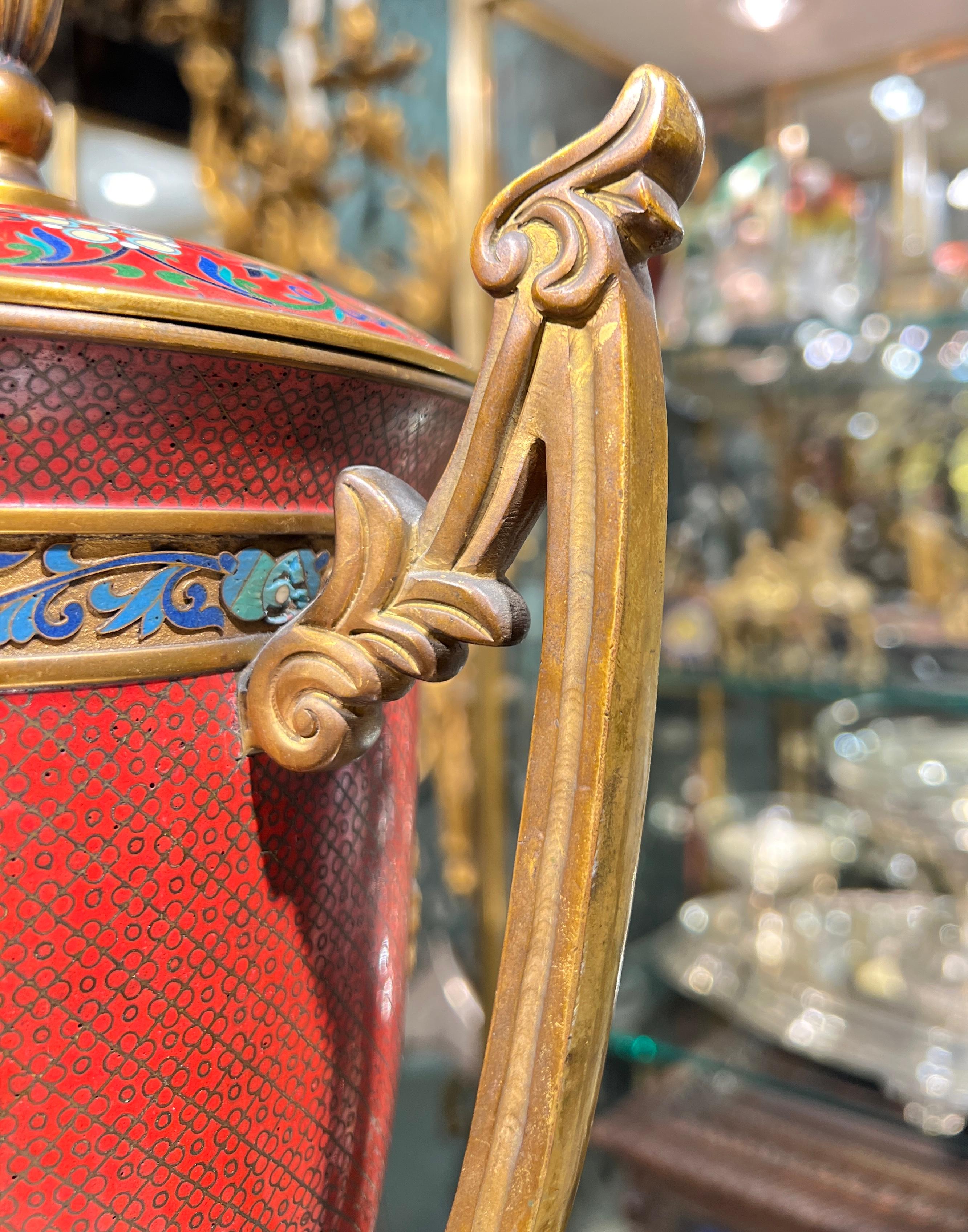 Französische Champleve- und Cloisonné-Vase in Trophäenform des 19. Jahrhunderts mit Deckel (Champlevé) im Angebot