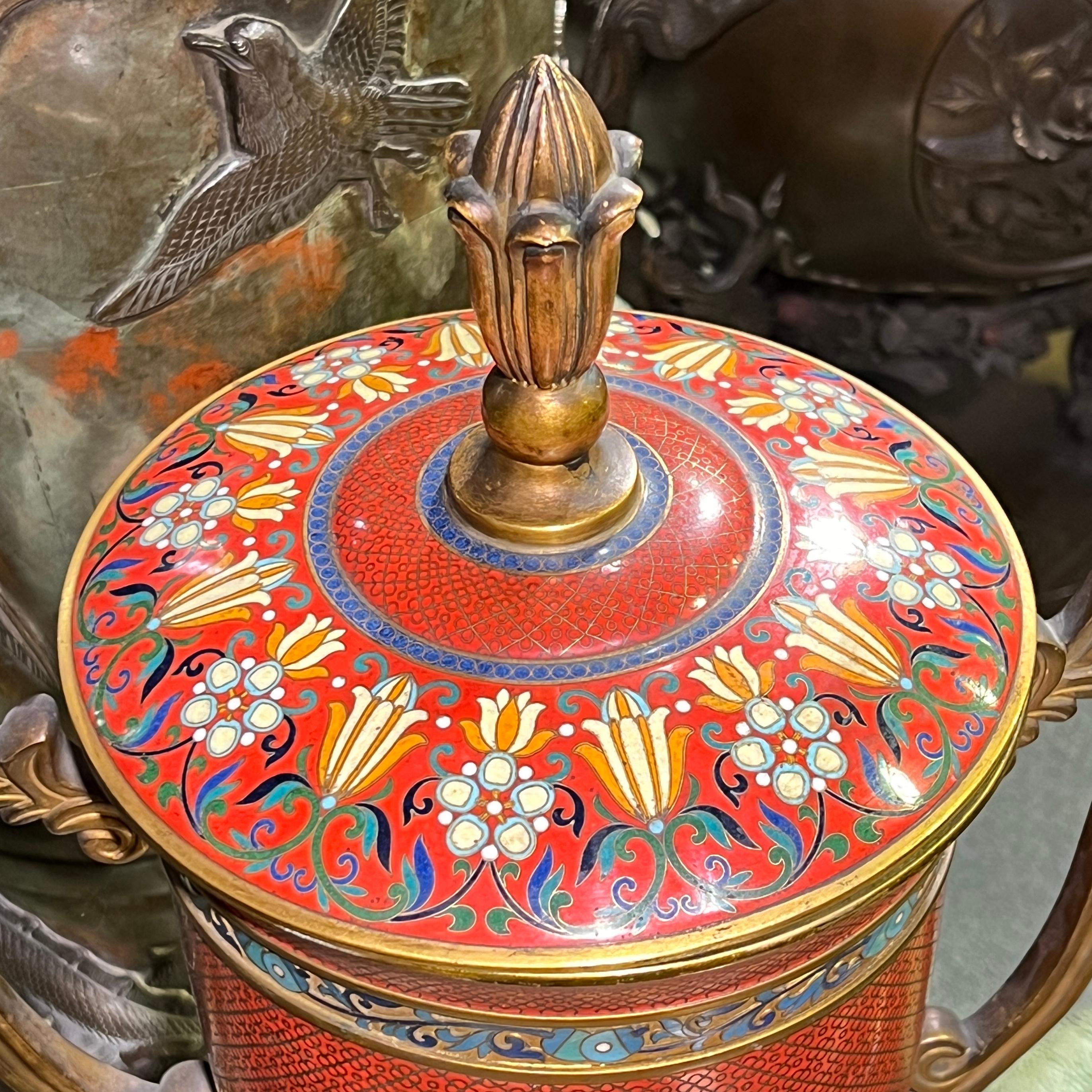 Französische Champleve- und Cloisonné-Vase in Trophäenform des 19. Jahrhunderts mit Deckel im Zustand „Gut“ im Angebot in New York, NY