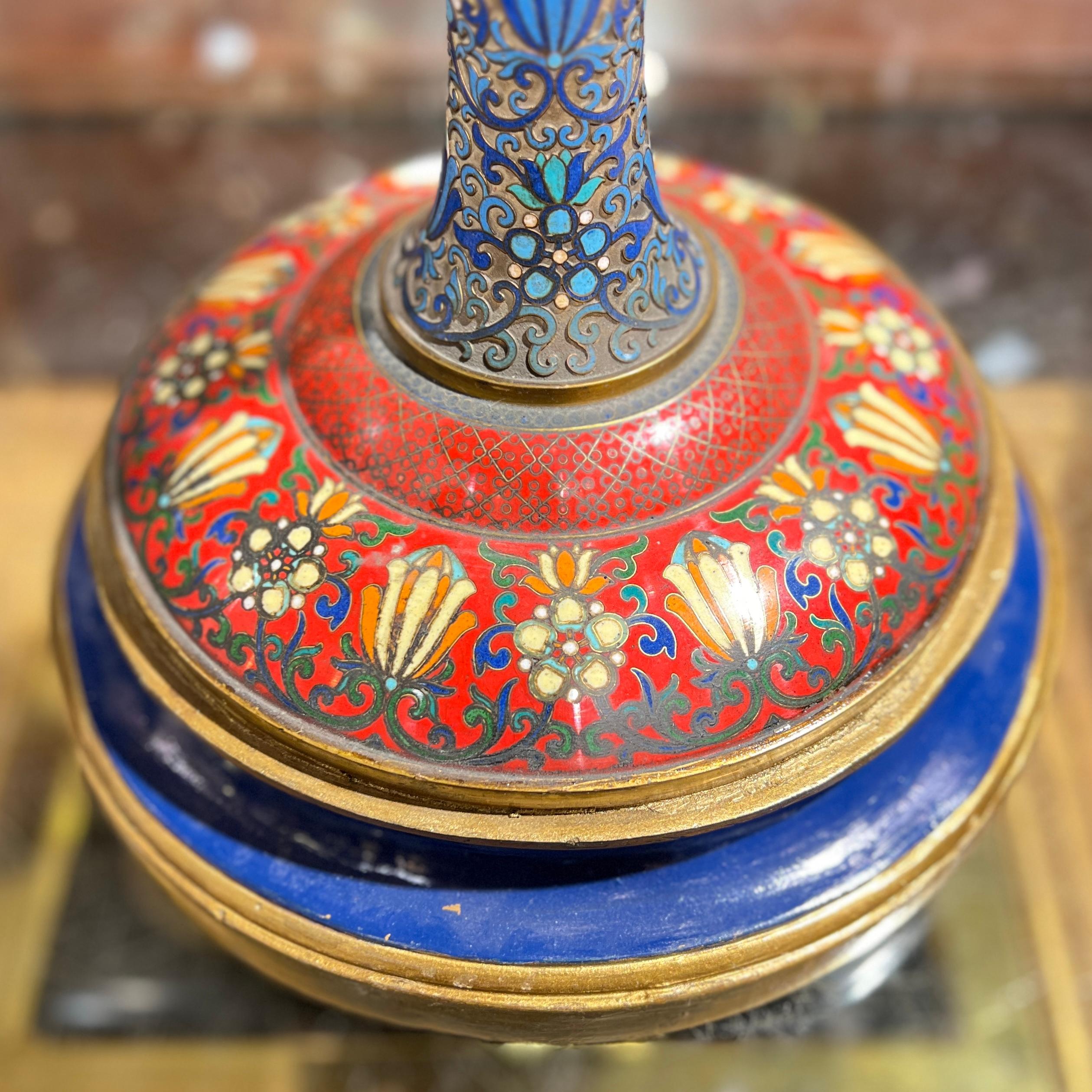 Französische Champleve- und Cloisonné-Vase in Trophäenform des 19. Jahrhunderts mit Deckel (Bronze) im Angebot