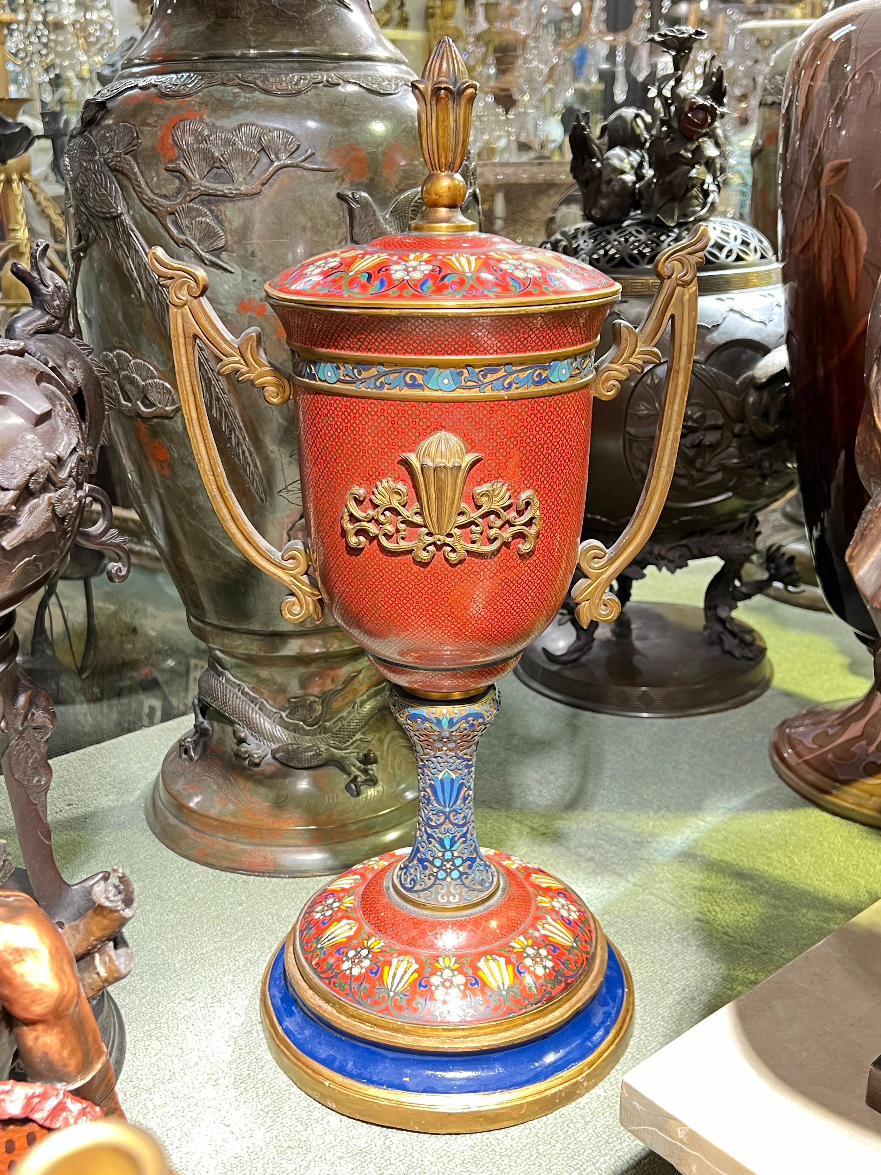 Französische Champleve- und Cloisonné-Vase in Trophäenform des 19. Jahrhunderts mit Deckel im Angebot 1
