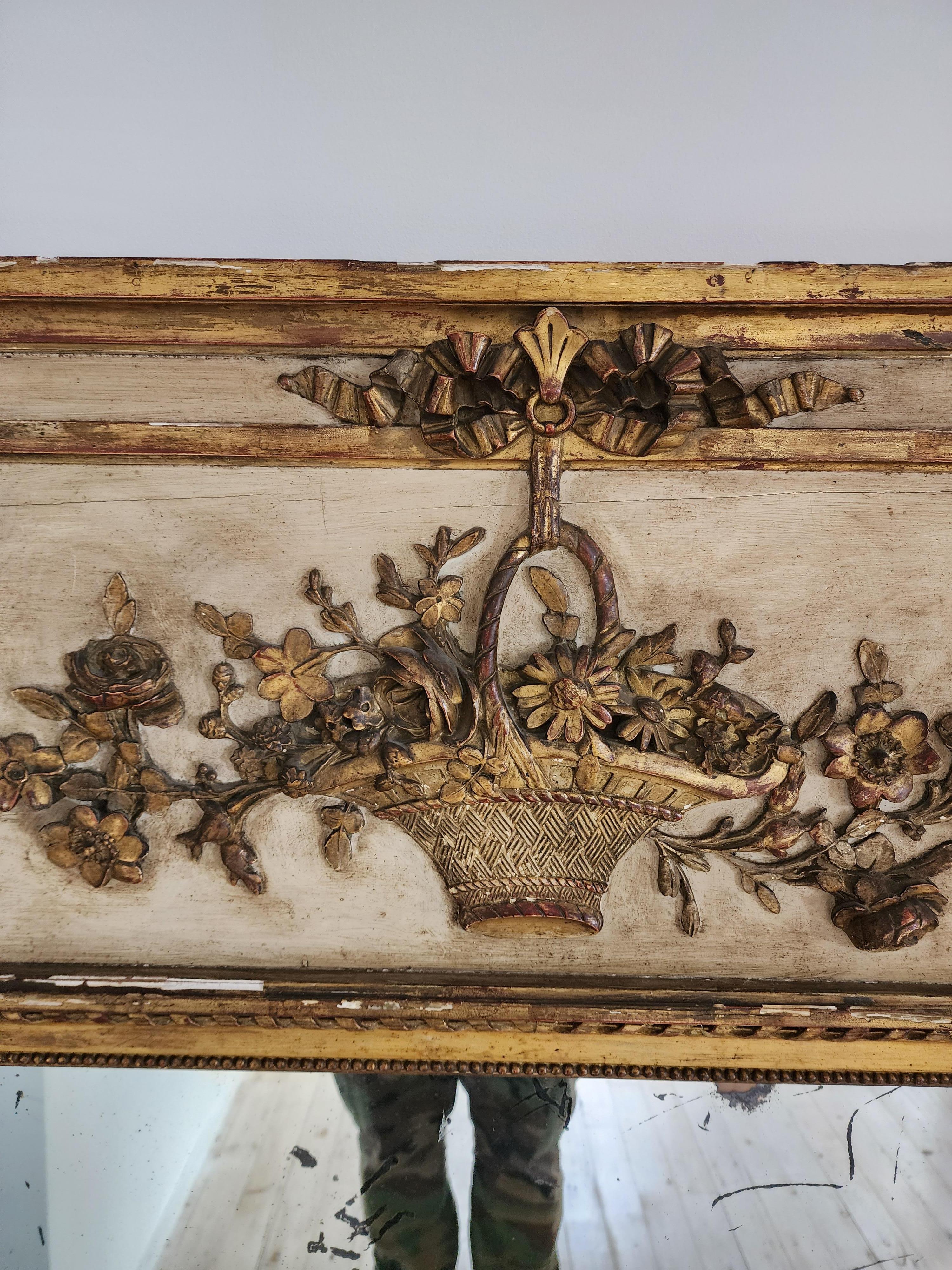 Or  Miroir Trumeau du 19ème siècle avec surface dorée et peinte en vente