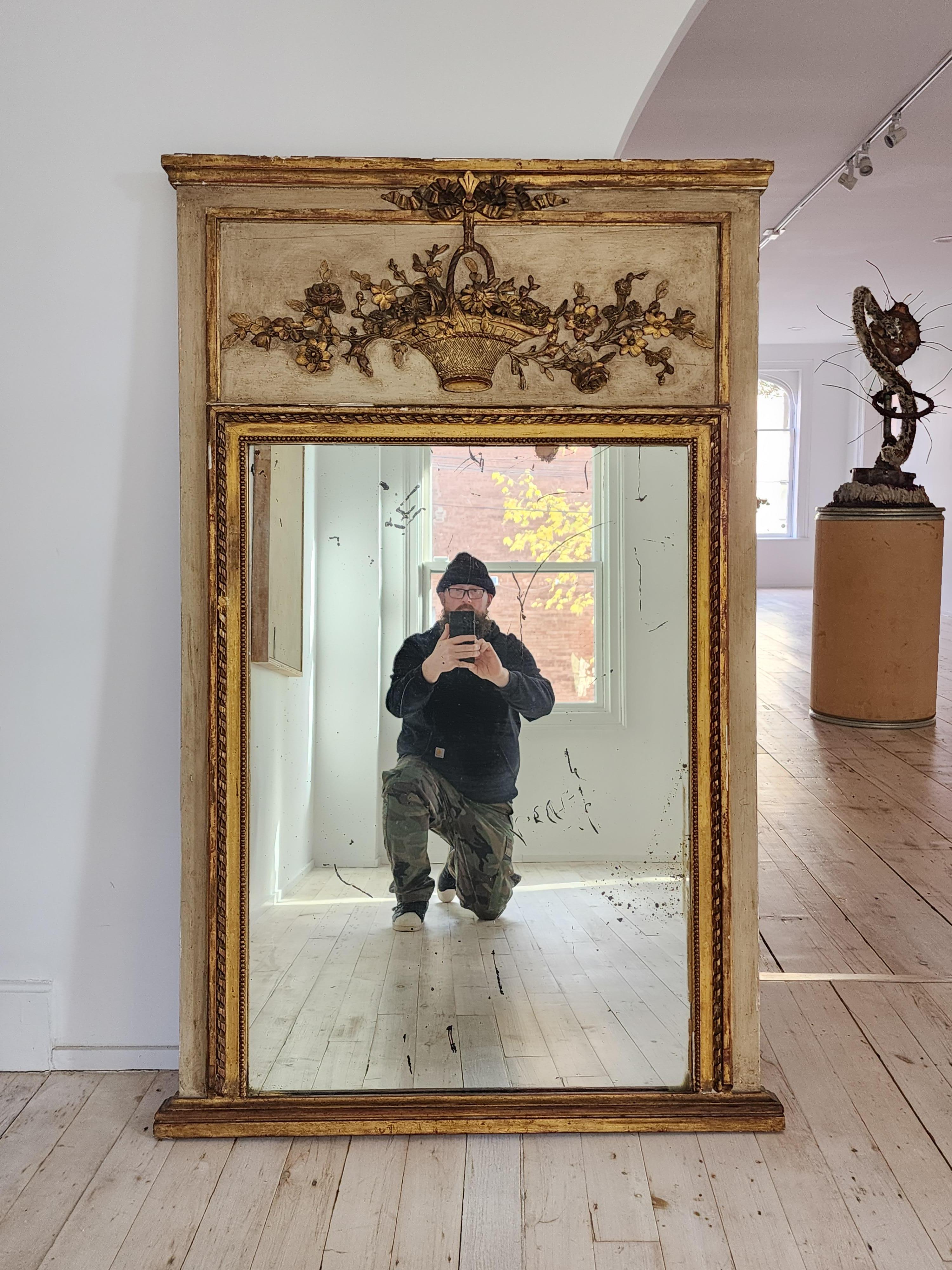  Miroir Trumeau du 19ème siècle avec surface dorée et peinte en vente 4
