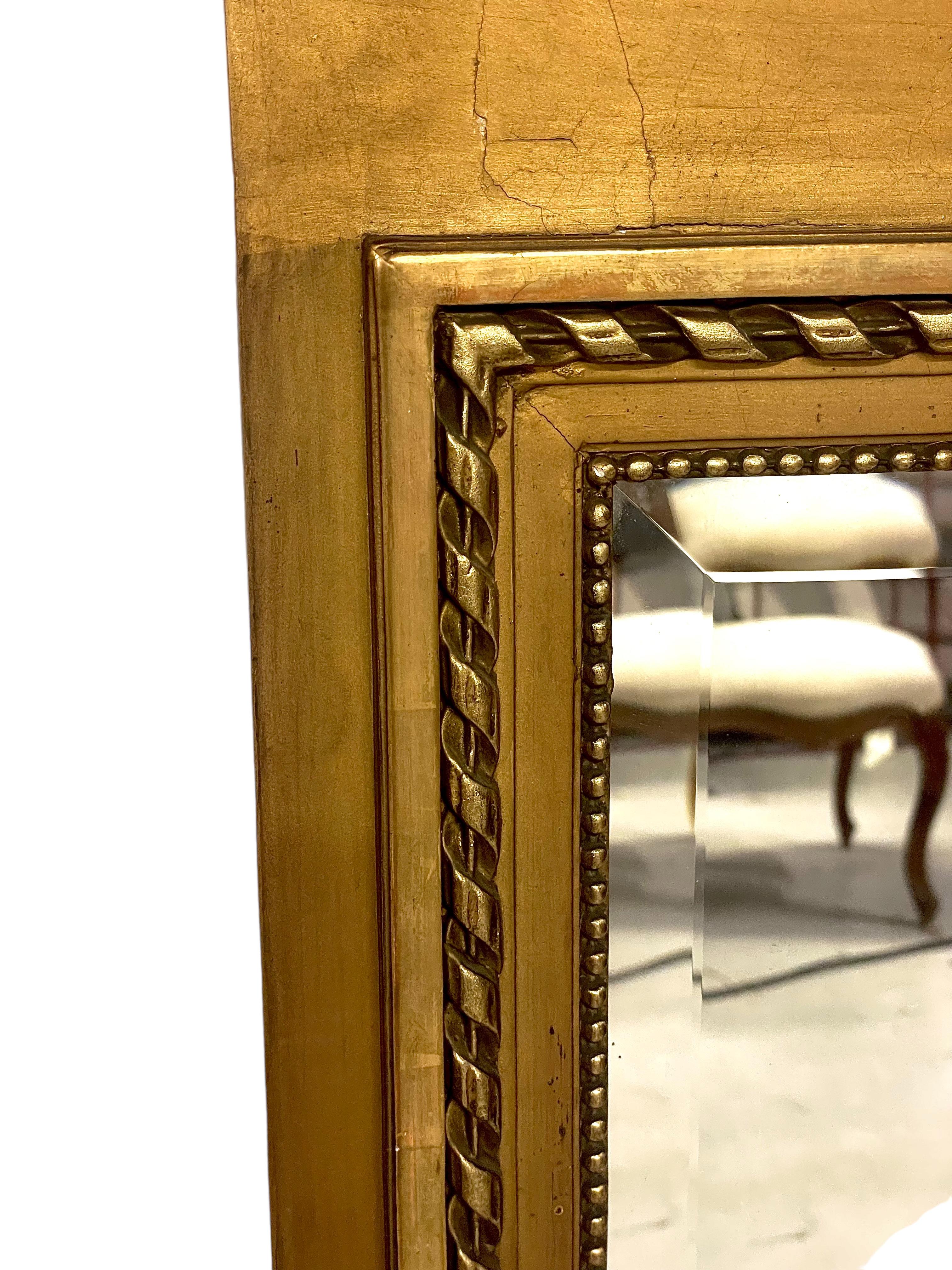 Ein schöner Spiegel im Stil Louis XVI aus Holz und vergoldetem Stuck. Im oberen Teil befindet sich eine ovale Reproduktion eines Original-Farbstichs einer Hirtenszene aus dem 18. Jahrhundert, die von einer zarten Perlenstickerei umgeben ist und von