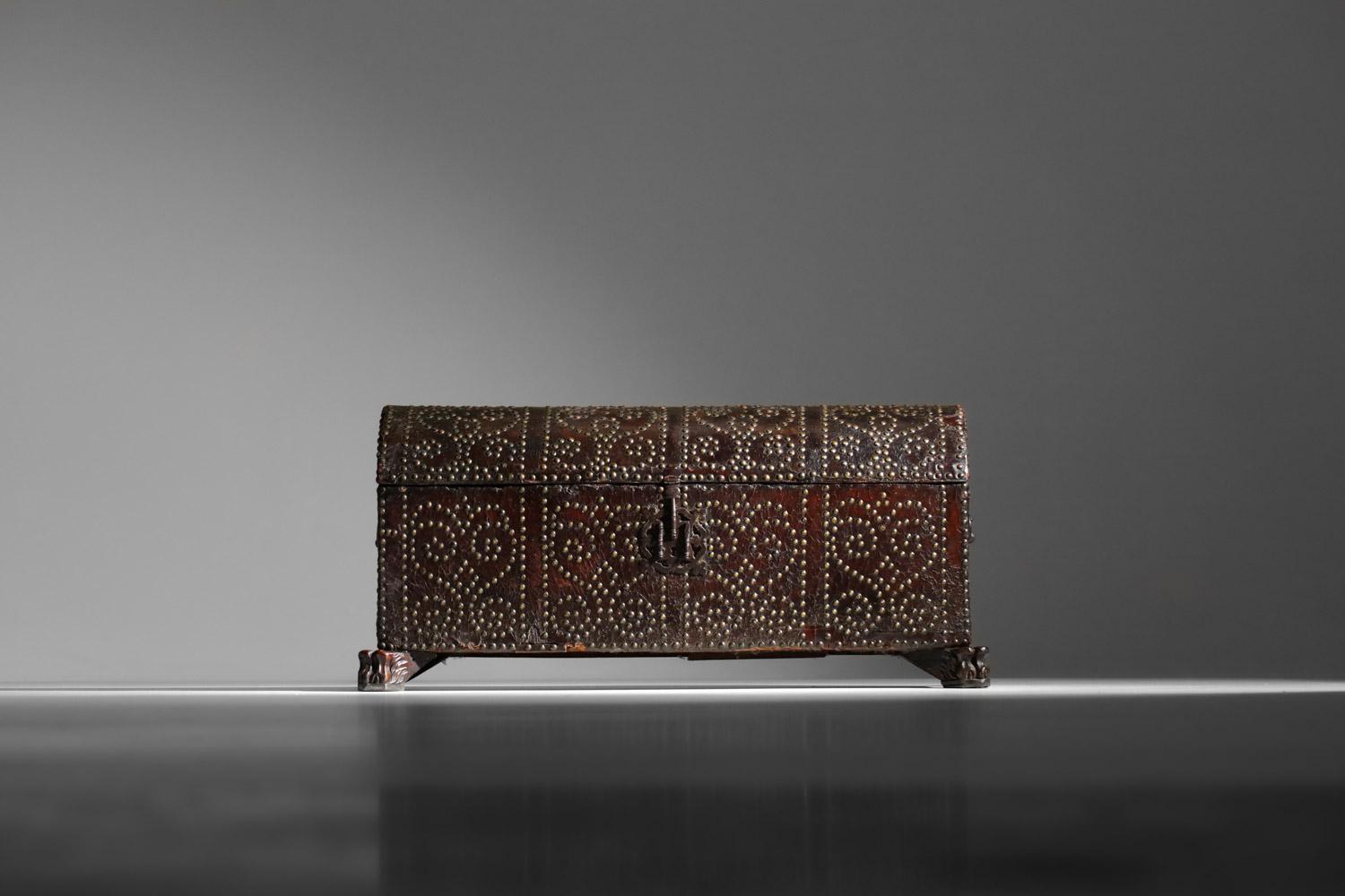 19th Century Trunk in Studded Leather and Solid Wood For Sale 6