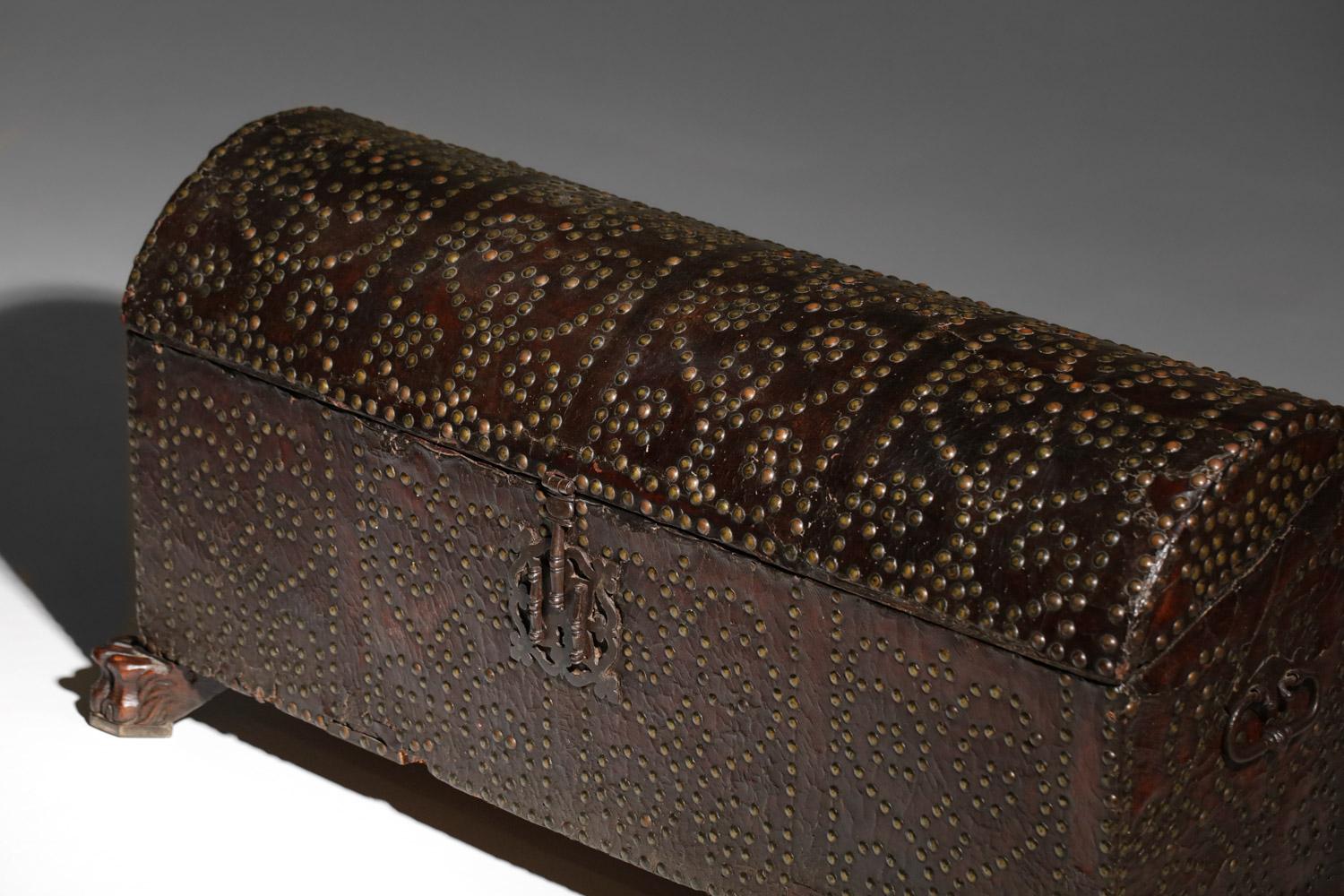 19th Century Trunk in Studded Leather and Solid Wood For Sale 7