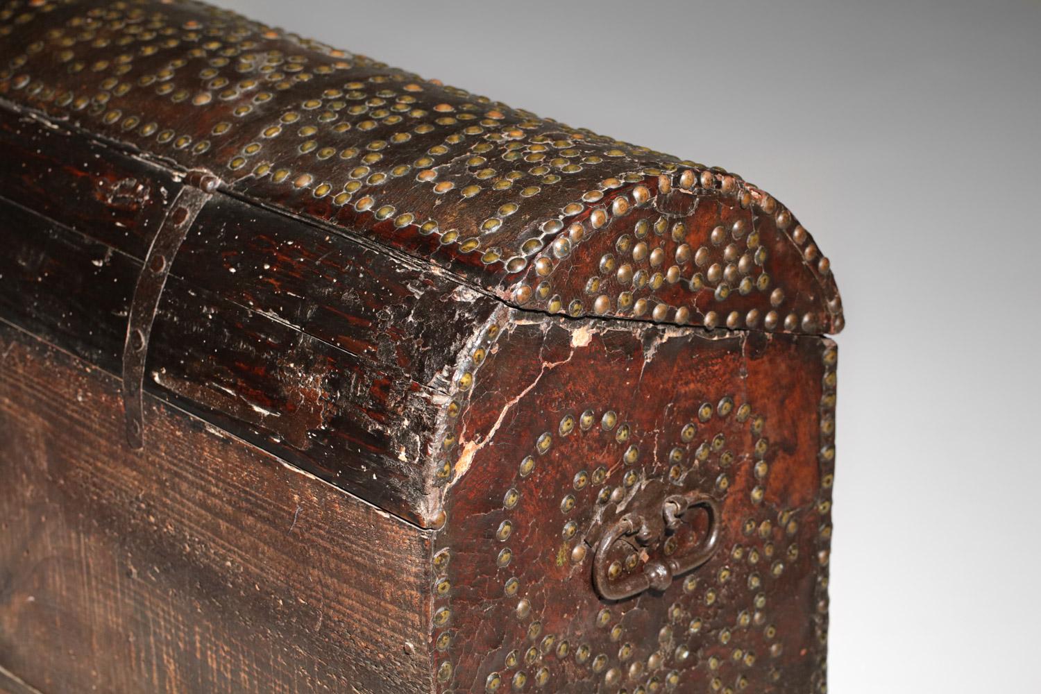 19th Century Trunk in Studded Leather and Solid Wood For Sale 10