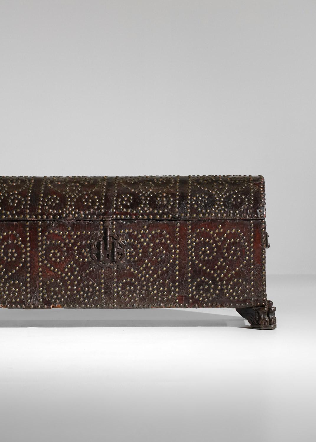 19th Century Trunk in Studded Leather and Solid Wood In Fair Condition For Sale In Lyon, FR