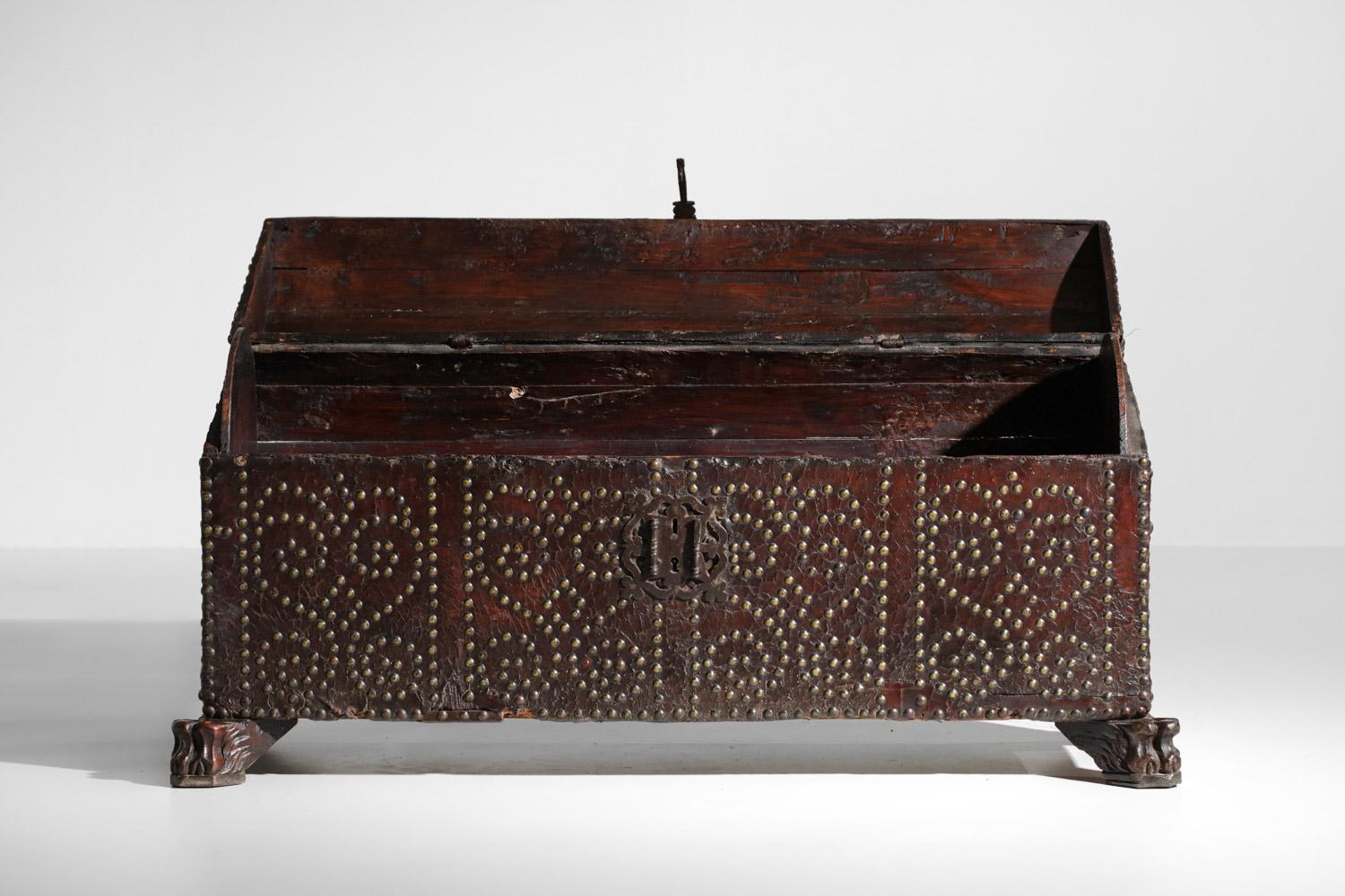 19th Century Trunk in Studded Leather and Solid Wood For Sale 2
