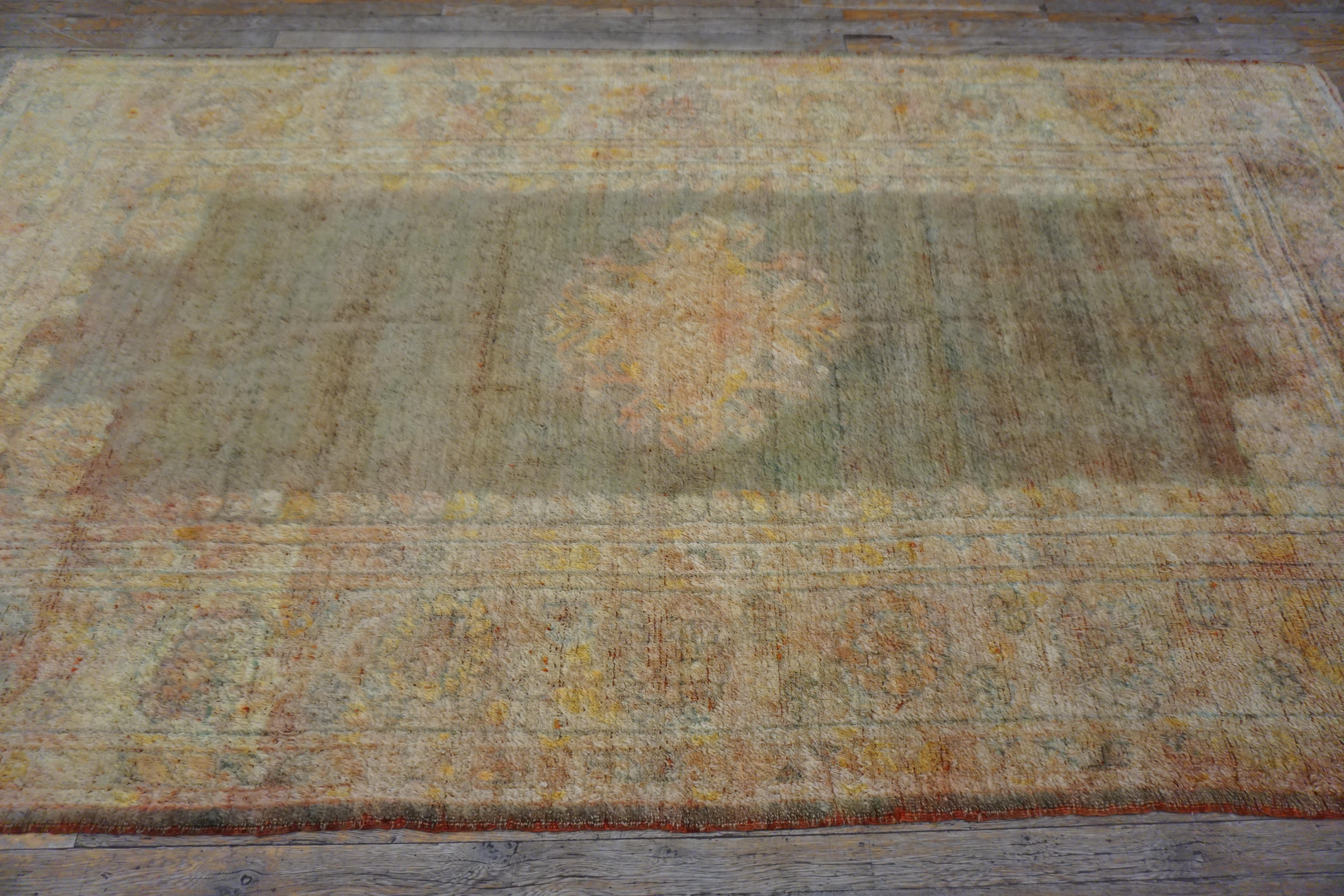 Il campo aperto grigio-azzurro, ben rasato, presenta esattamente un ornamento: un gigantesco motivo floreale composto che ricorda vagamente l'aquila bicipite russa. Il bordo a palmette di loto, rosette e staffe a doppia foglia, adattato da antichi