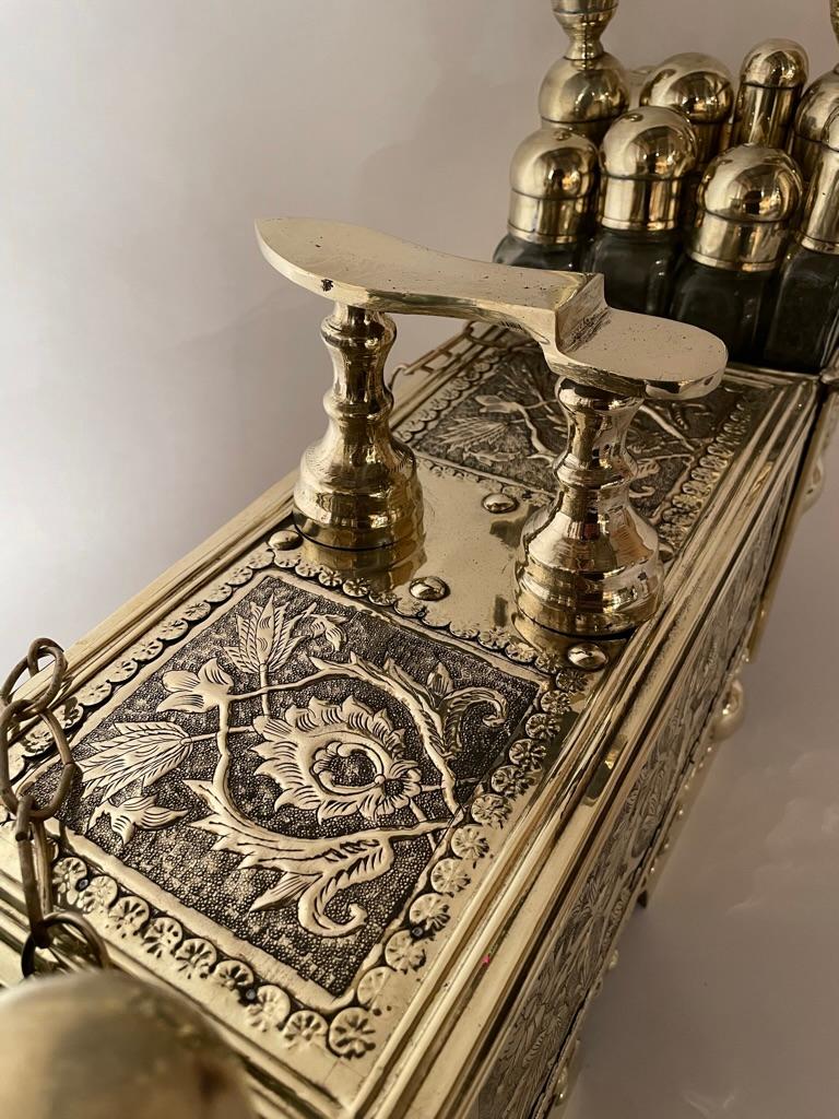 Support décoratif de chaussure de Valet en laiton repoussé turc du 19ème siècle pour lustre en vente 6