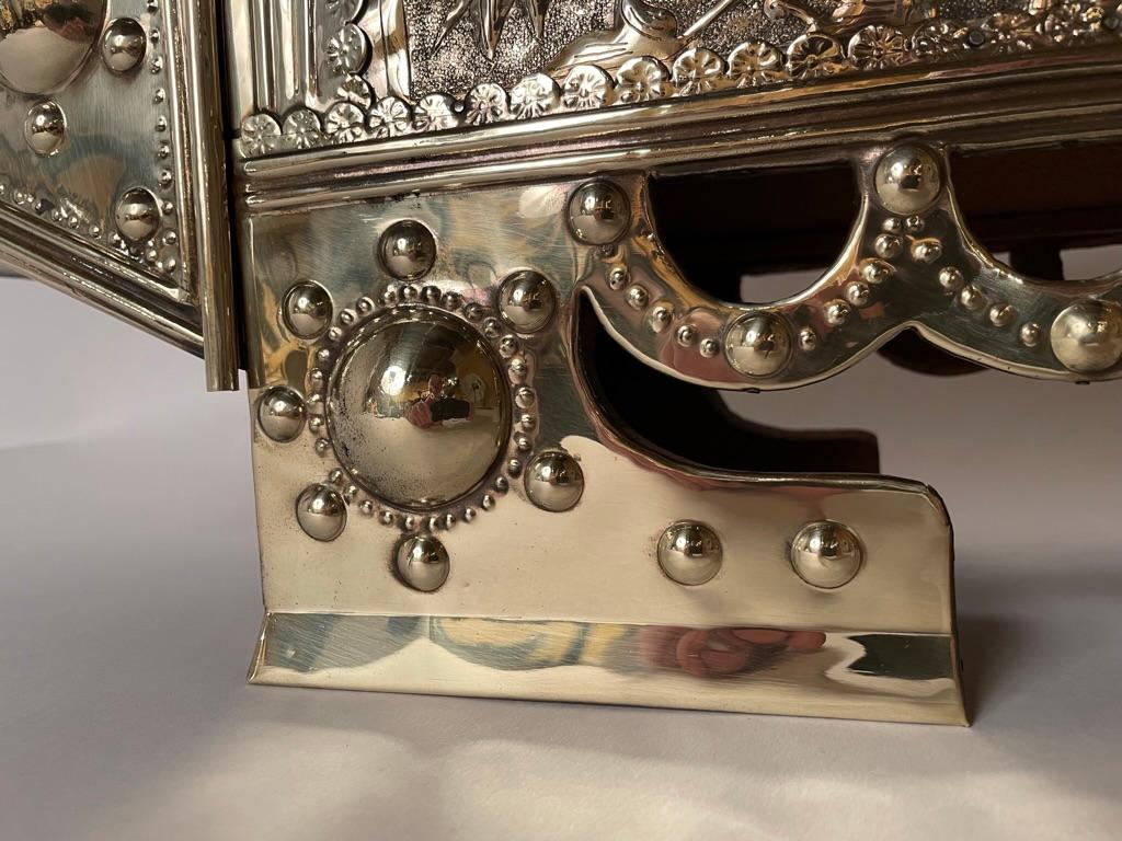 Dekorativer Ständer aus türkischem Messing mit Repousse-Schuhschirm aus dem 19. Jahrhundert im Angebot 1