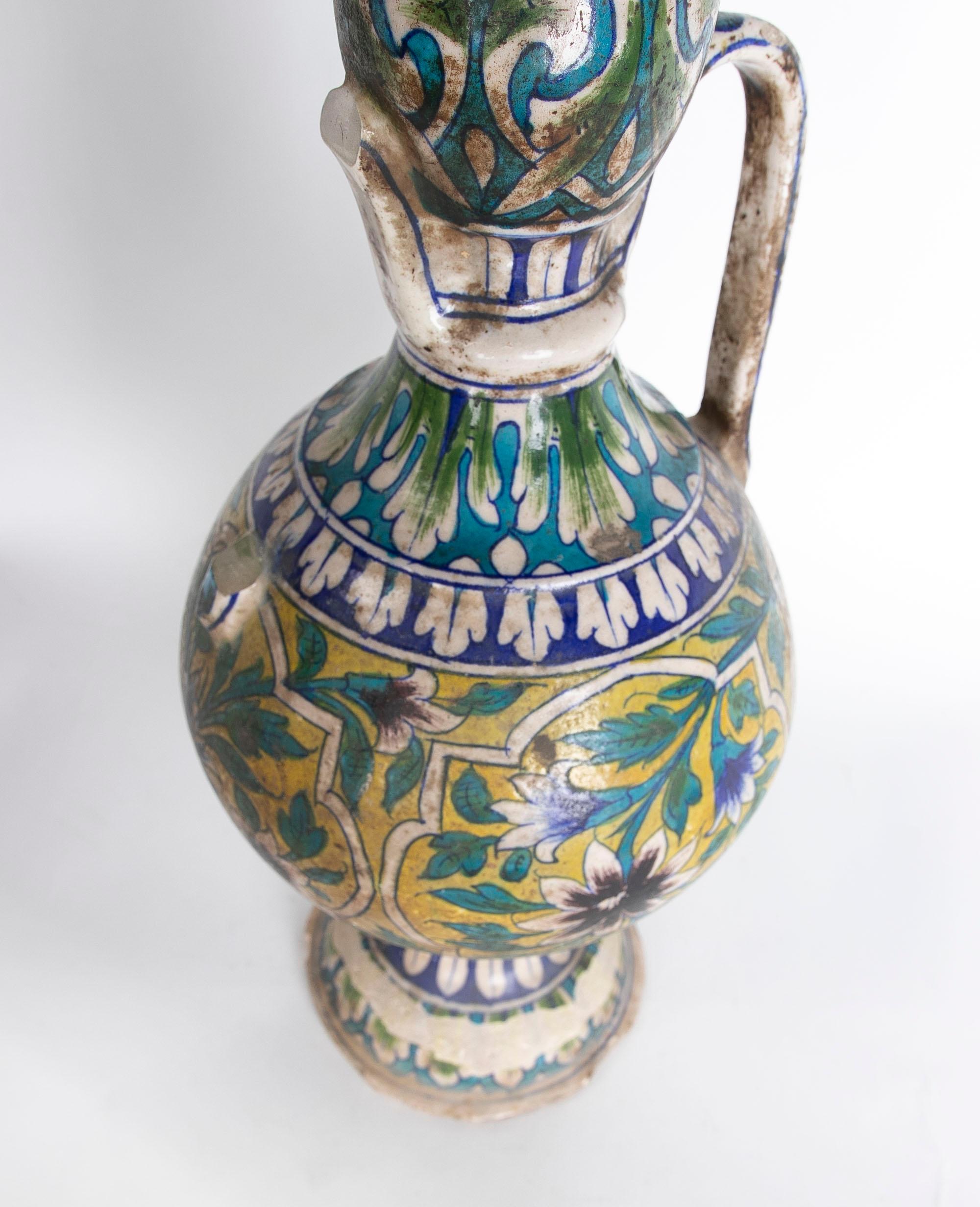Vase en céramique turque du XIXe siècle décoré de fleurs de différentes couleurs Bon état - En vente à Marbella, ES