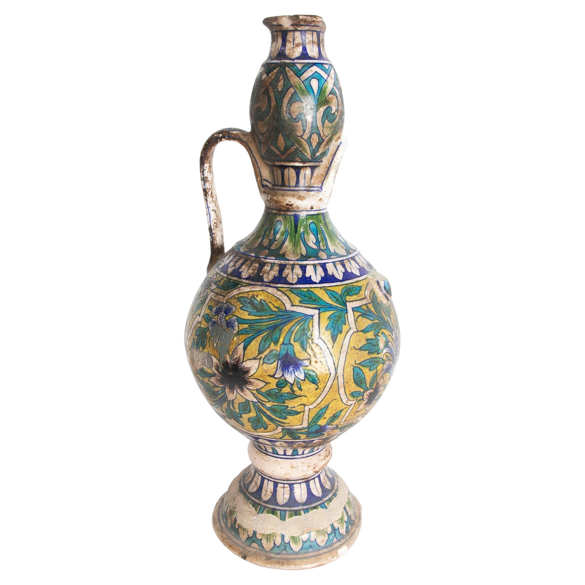 Vase en céramique turque du XIXe siècle décoré de fleurs de différentes couleurs en vente