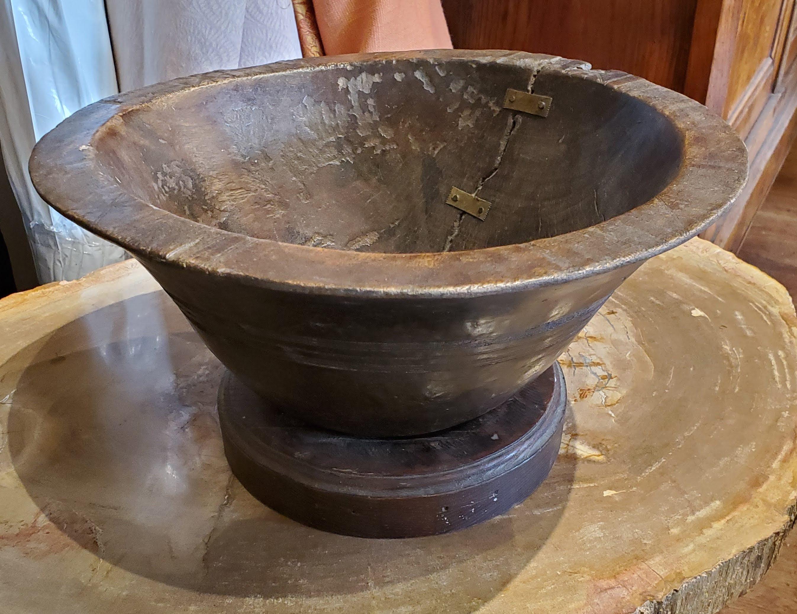 19th century Turkish dark brown walnut bowl with cut decoration on stand
Unusual 19th century Turkish bowl hewn from a single piece of deeply patinated walnut with incised decoration around the edge on a stand. Turkey, circa 1850.
Measures: 9