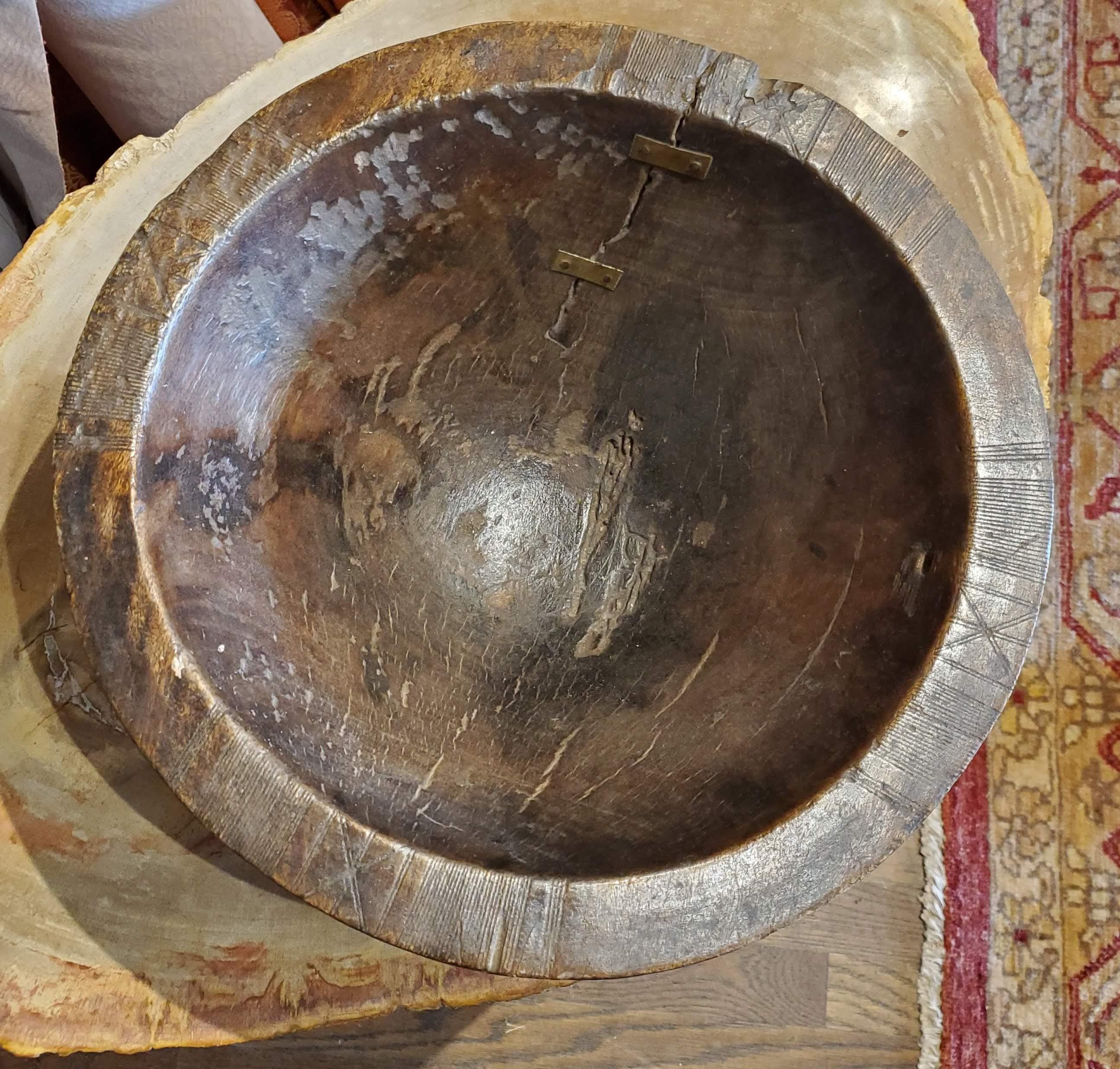 19th Century Turkish Dark Brown Walnut Bowl with Cut Decoration on Stand In Good Condition In Middleburg, VA