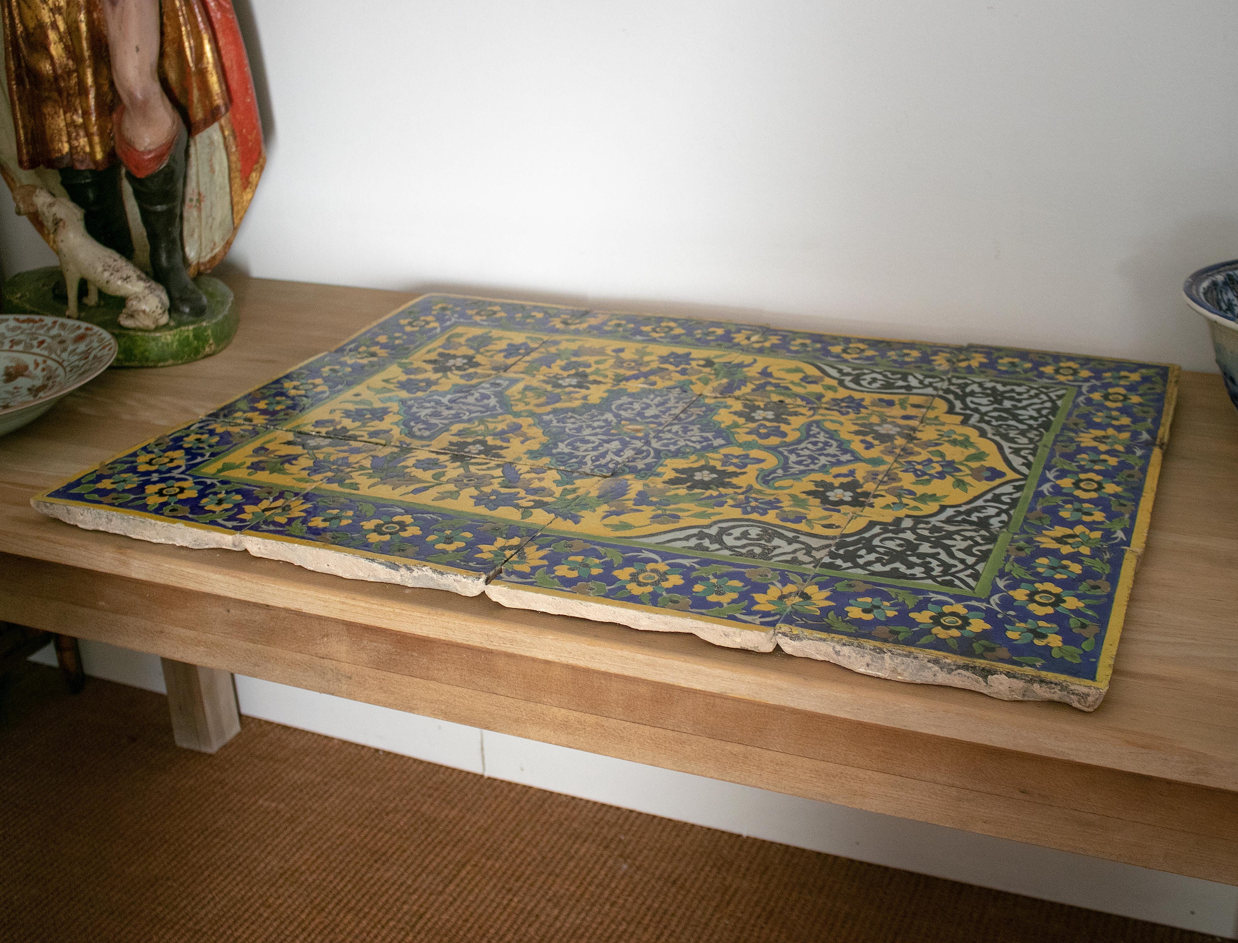 Türkische Iznik-Blumen-Keramikplatte aus dem 19. Jahrhundert im Zustand „Gut“ in Marbella, ES