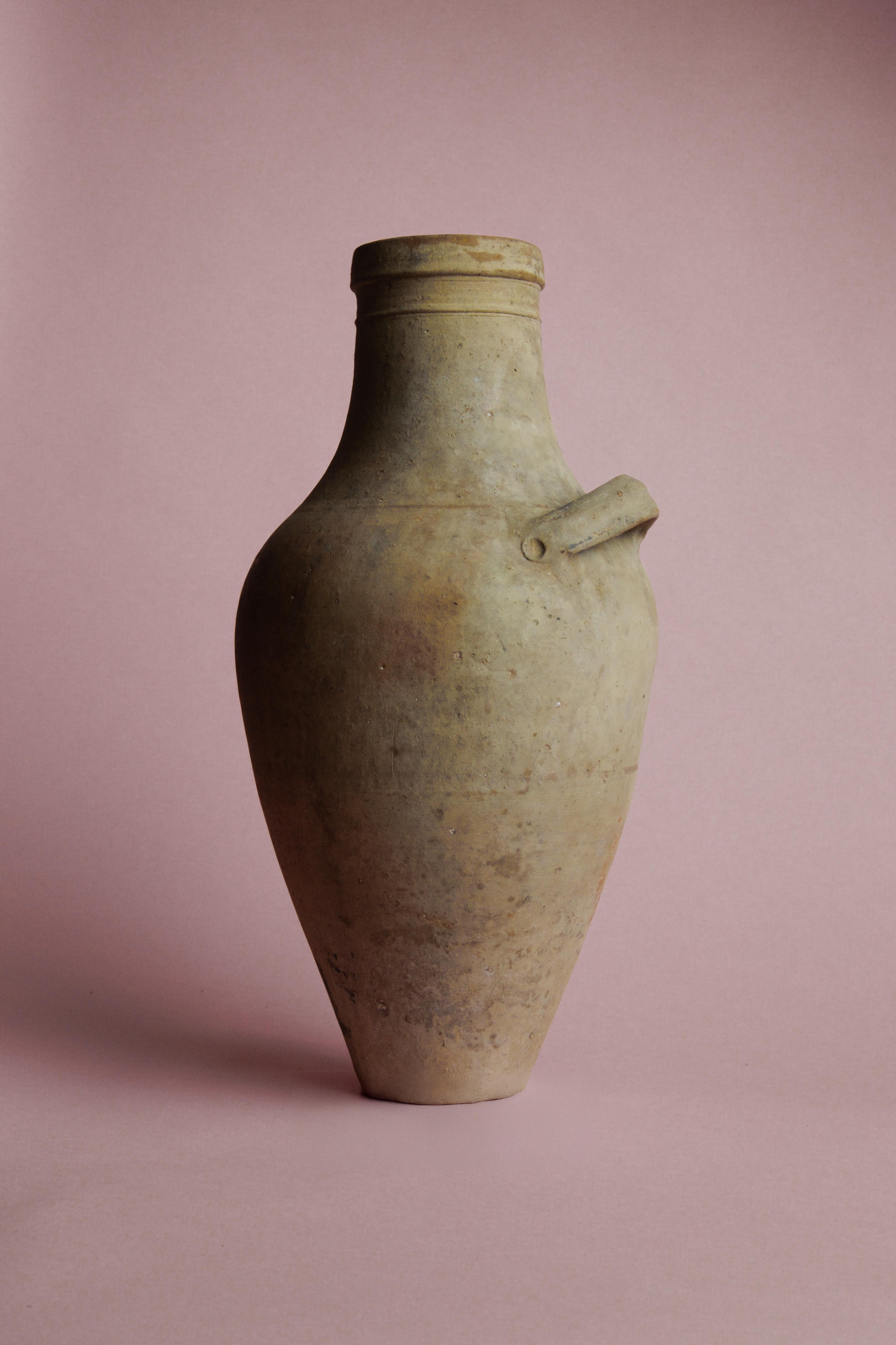 Intagliato a mano Vaso per l'olio d'oliva turco del XX secolo realizzato a mano in vendita
