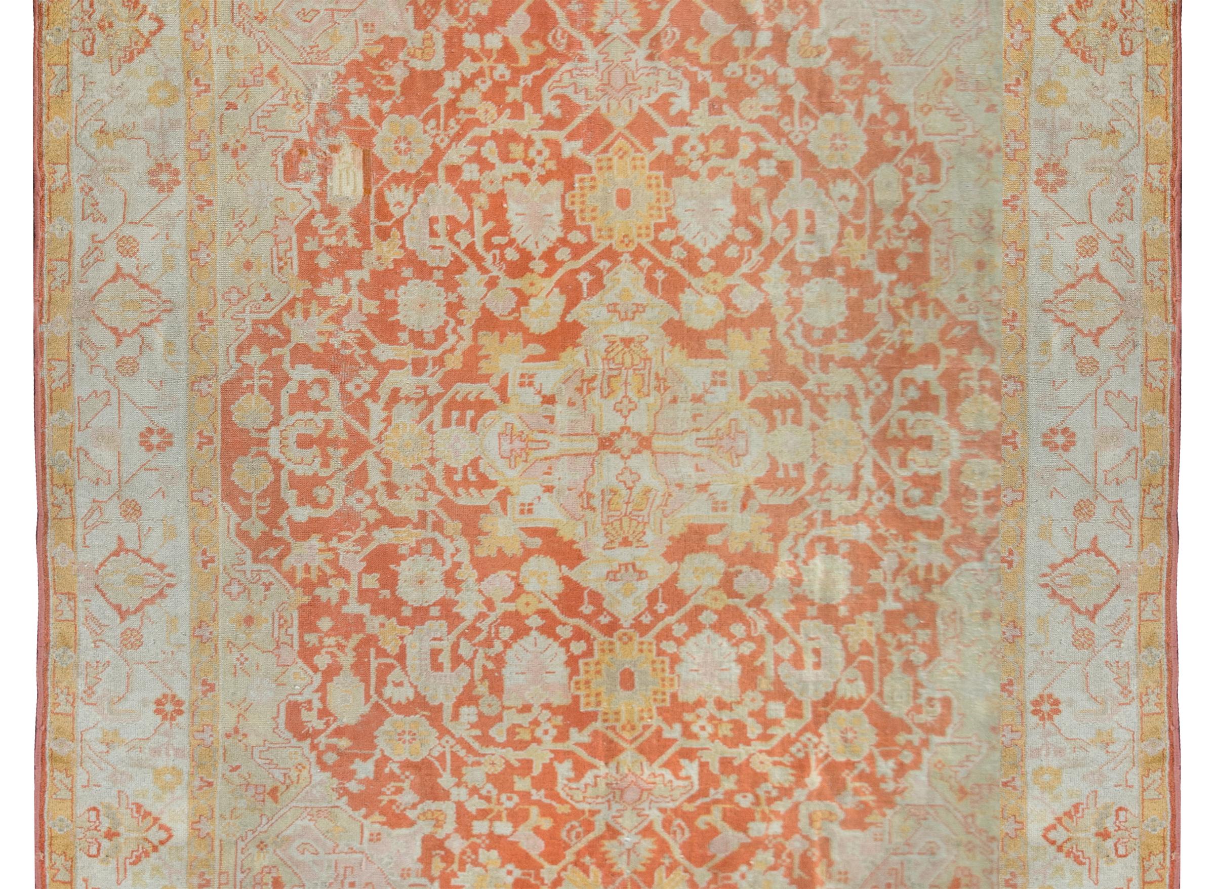 Superbe tapis turc Oushak de la fin du XIXe siècle, avec un grand médaillon floral et de vignes en volutes vivant au milieu d'un champ de vignes et de fleurs, entouré d'une large bordure contenant une grande bande centrale à motif floral flanquée de