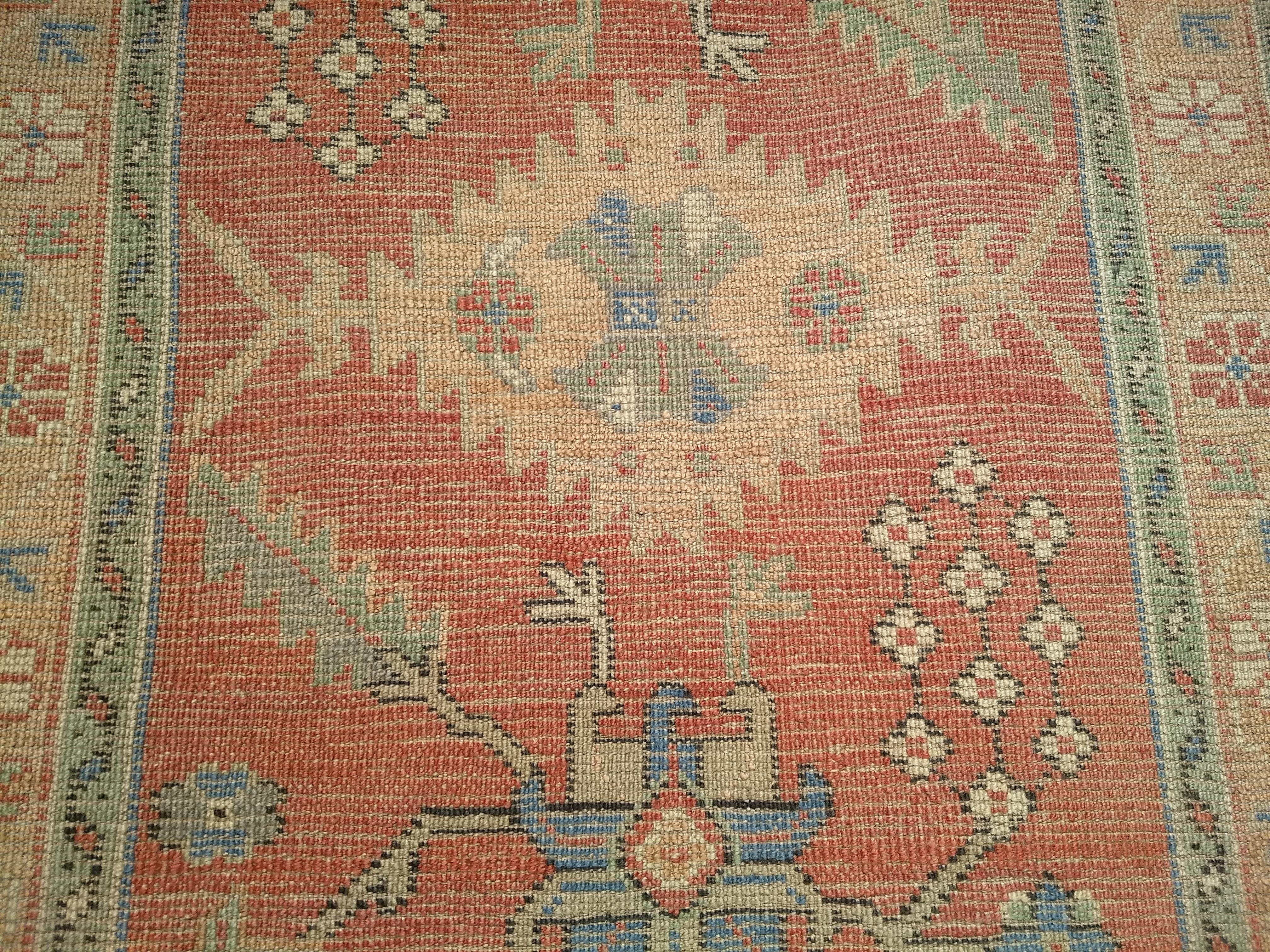Tapis de couloir turc Oushak du 19ème siècle à motif géométrique partout en rose, jaune en vente 3