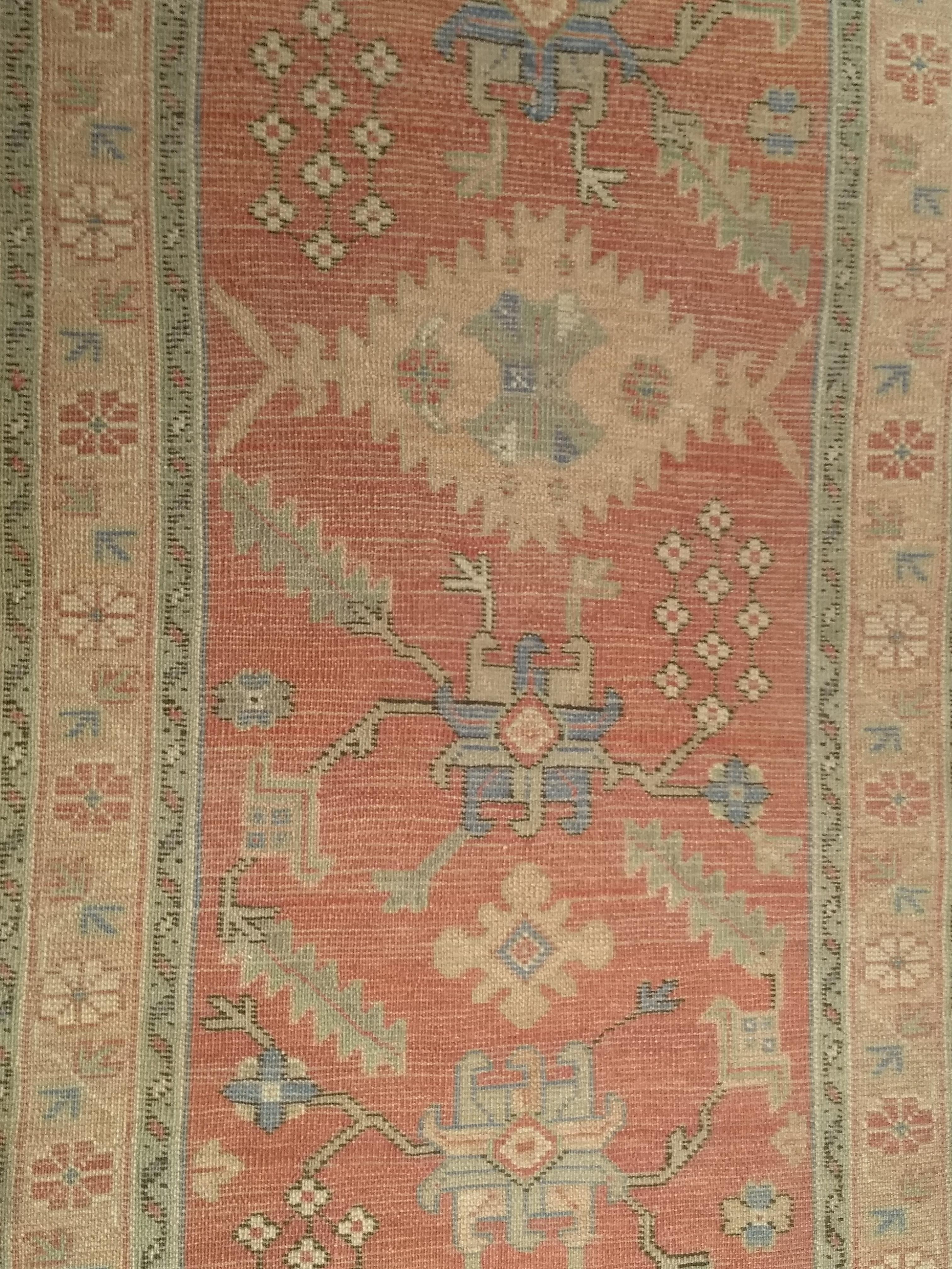 Tapis de couloir turc Oushak du 19ème siècle à motif géométrique partout en rose, jaune en vente 4