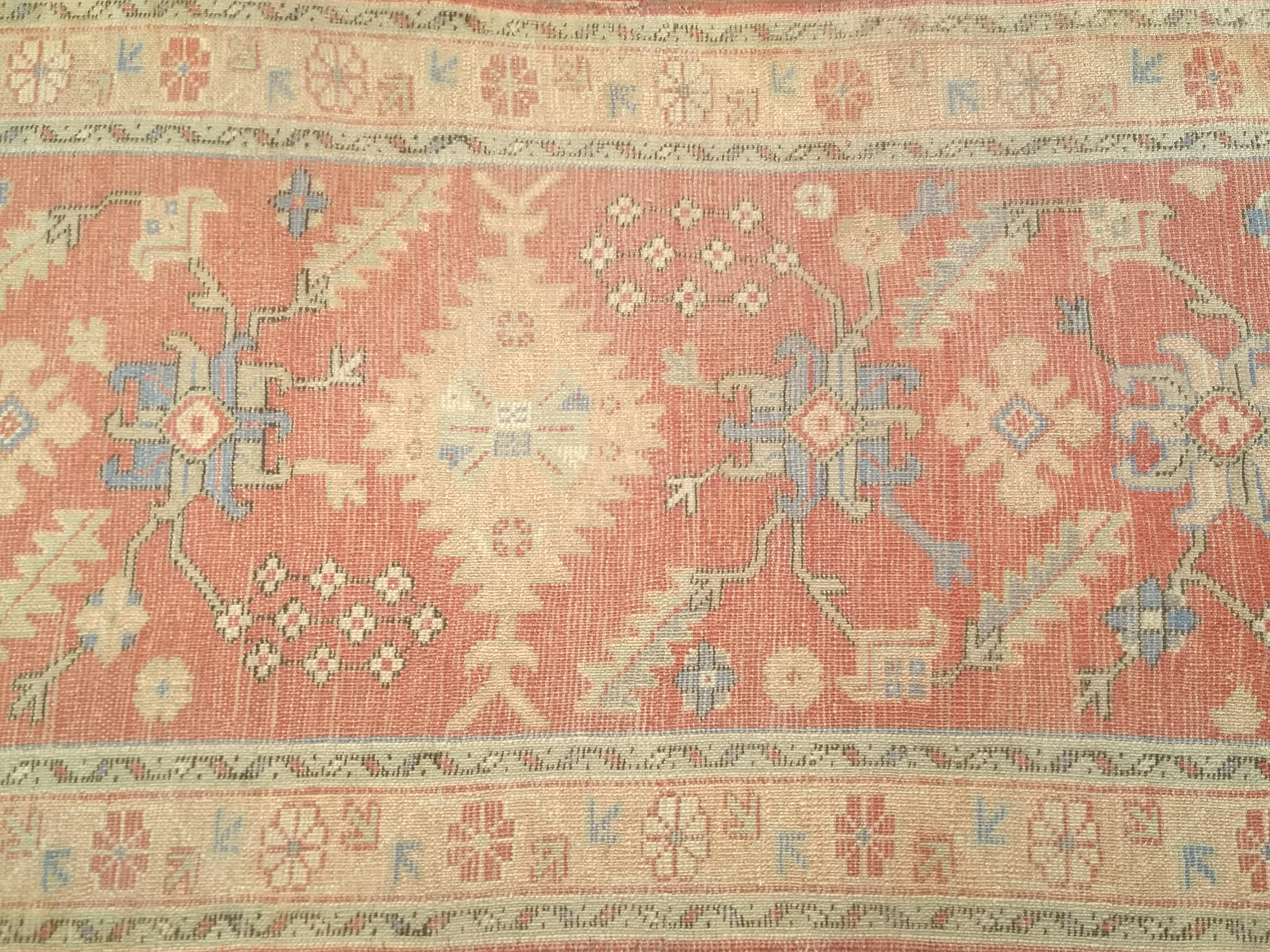 Tapis de couloir turc Oushak du 19ème siècle à motif géométrique partout en rose, jaune en vente 5