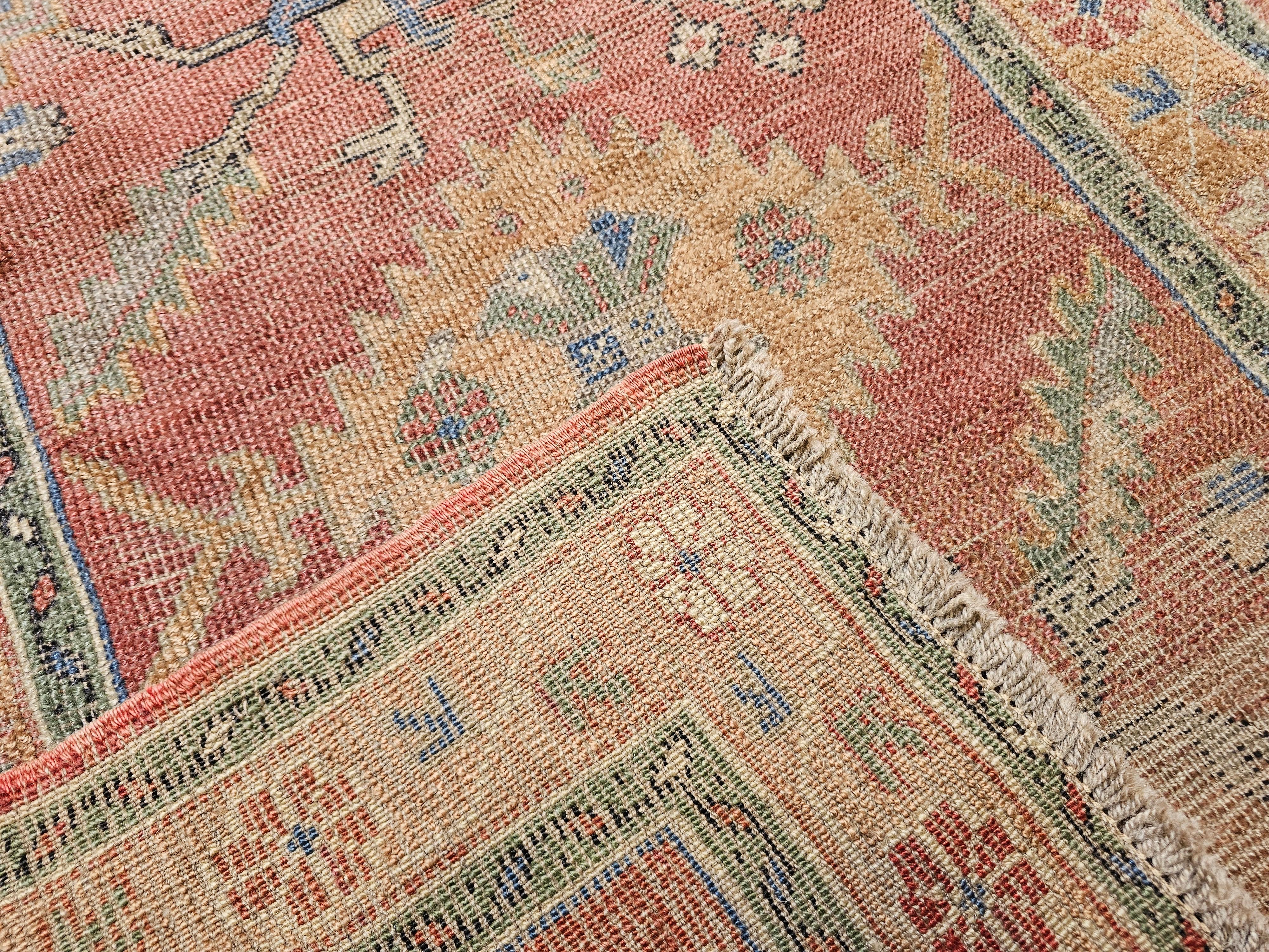 Tapis de couloir turc Oushak du 19ème siècle à motif géométrique partout en rose, jaune en vente 6