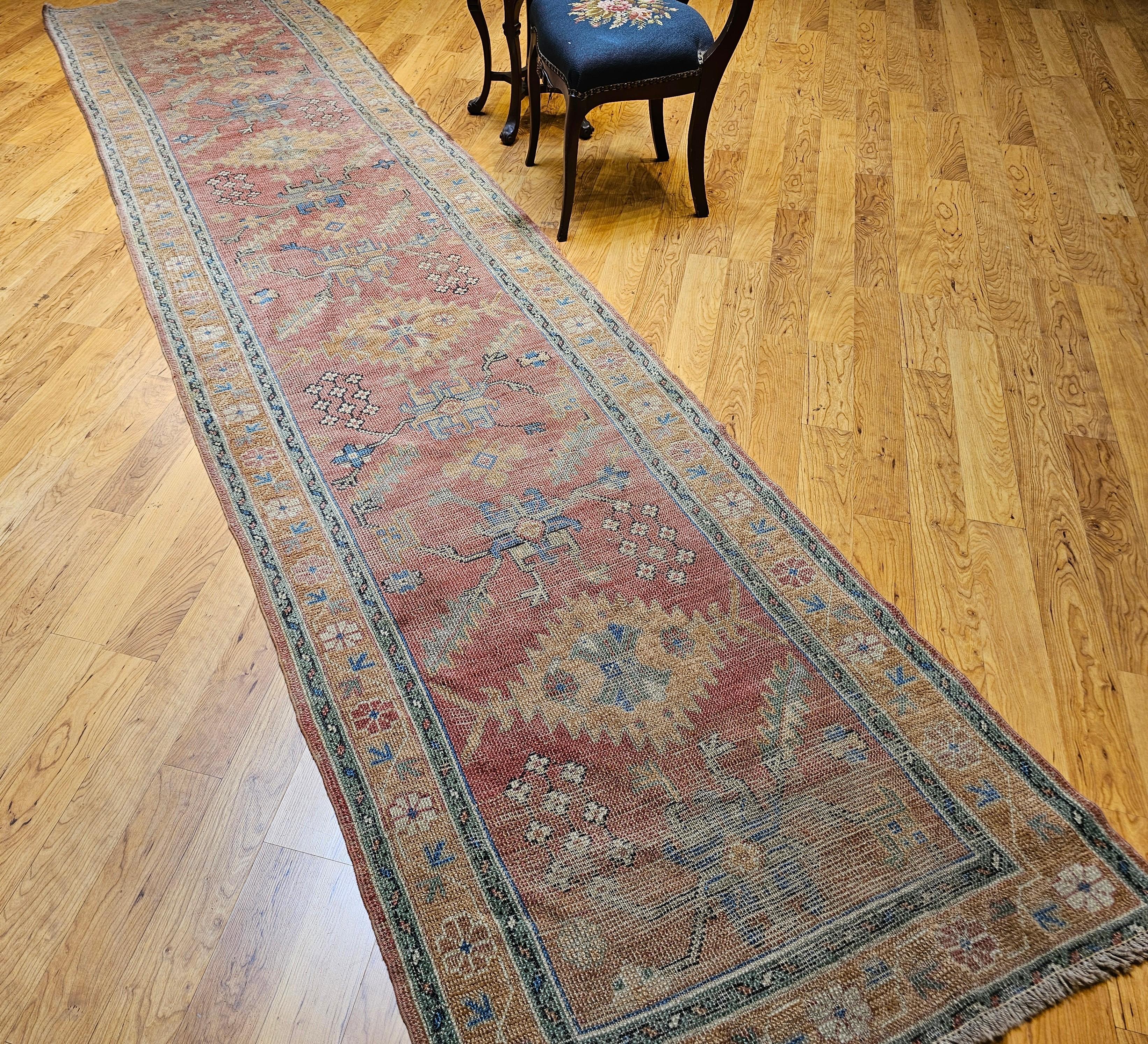 Tapis de couloir turc Oushak du 19ème siècle à motif géométrique partout en rose, jaune en vente 7