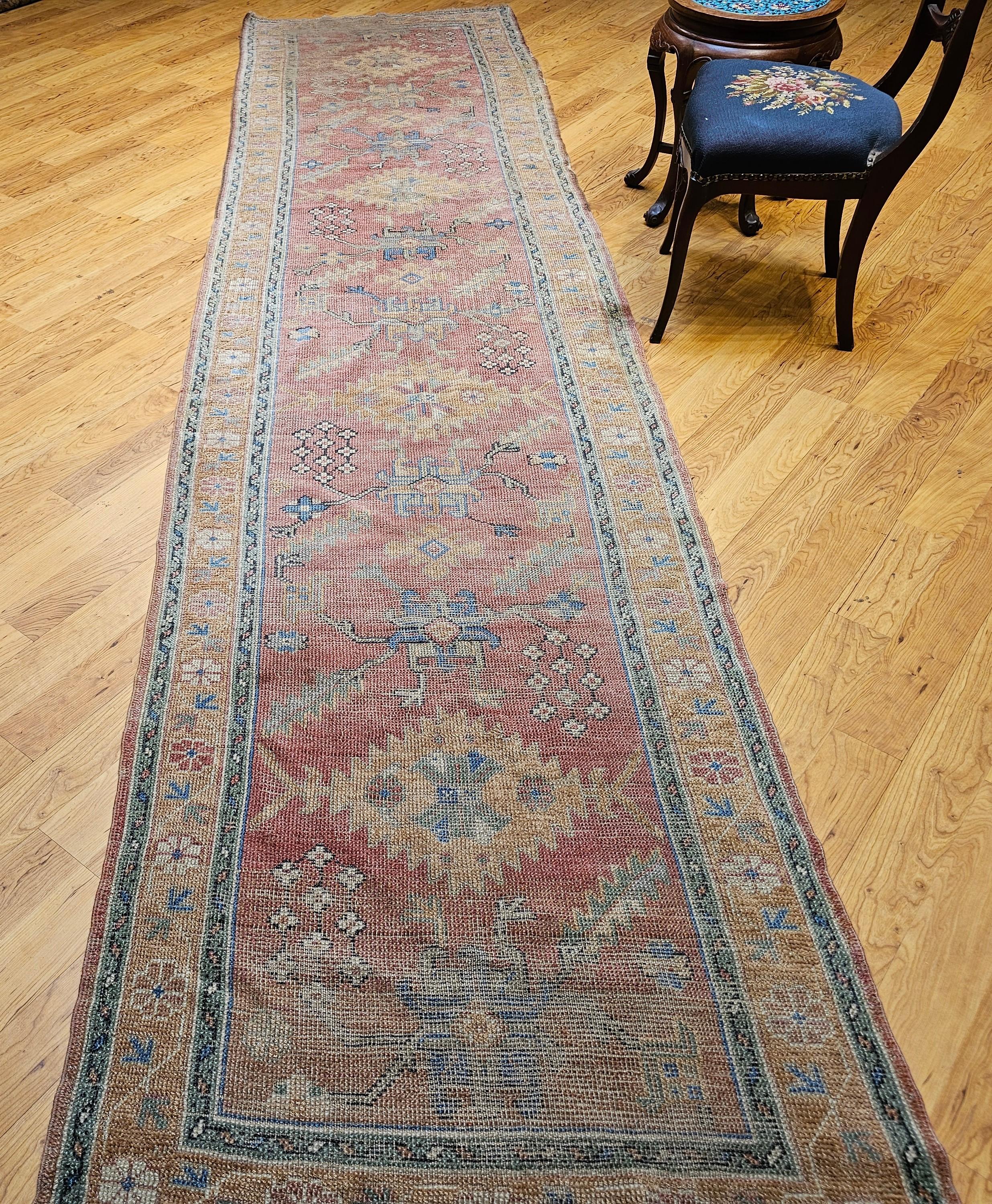 Tapis de couloir turc Oushak du 19ème siècle à motif géométrique partout en rose, jaune en vente 8