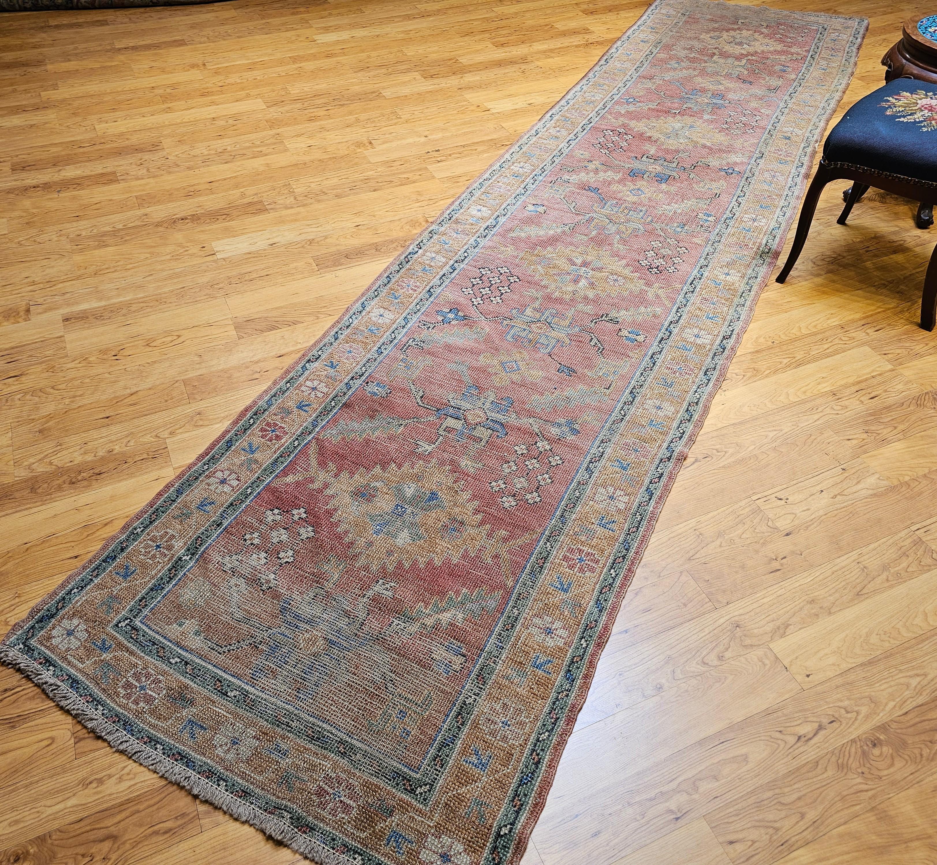 Tapis de couloir turc Oushak du 19ème siècle à motif géométrique partout en rose, jaune en vente 9