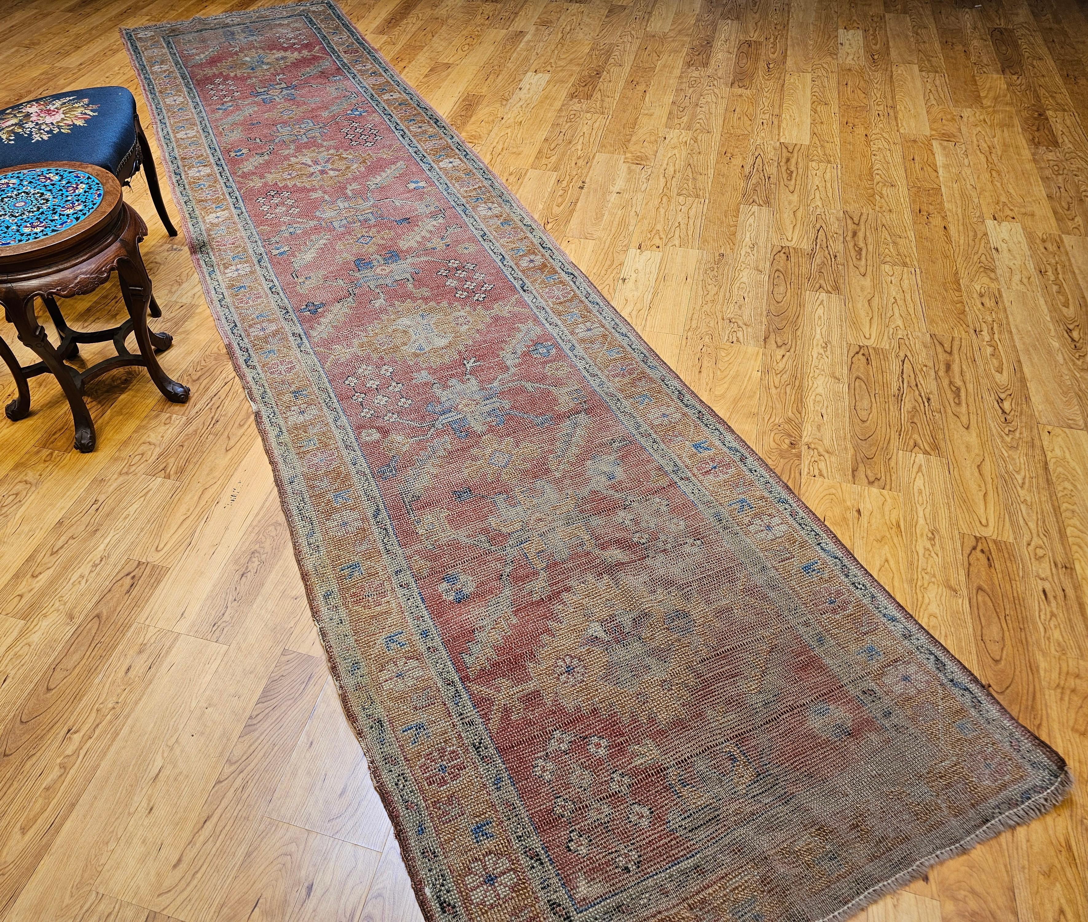 Tapis de couloir turc Oushak du 19ème siècle à motif géométrique partout en rose, jaune en vente 10