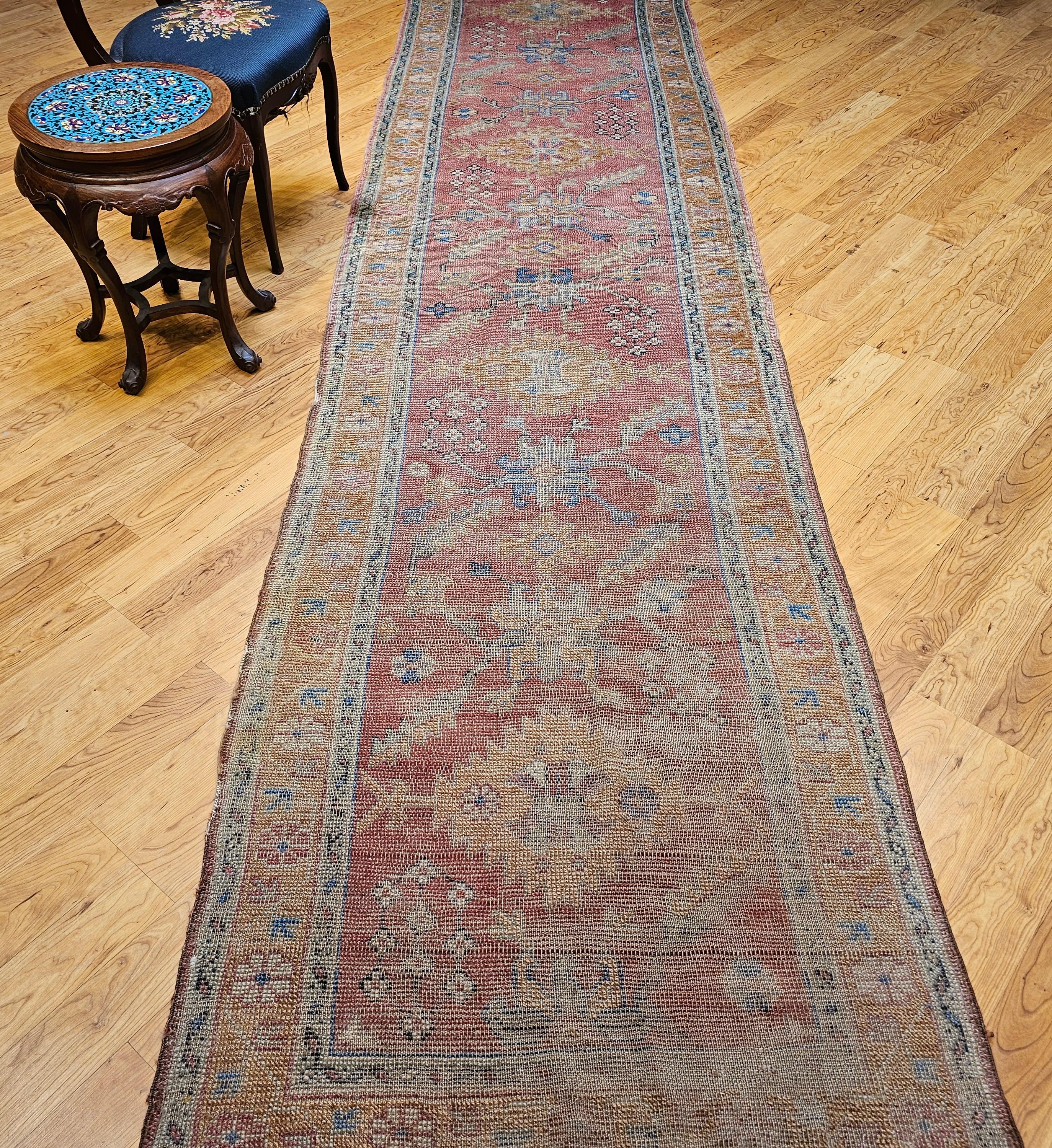 Tapis de couloir turc Oushak du 19ème siècle à motif géométrique partout en rose, jaune en vente 11