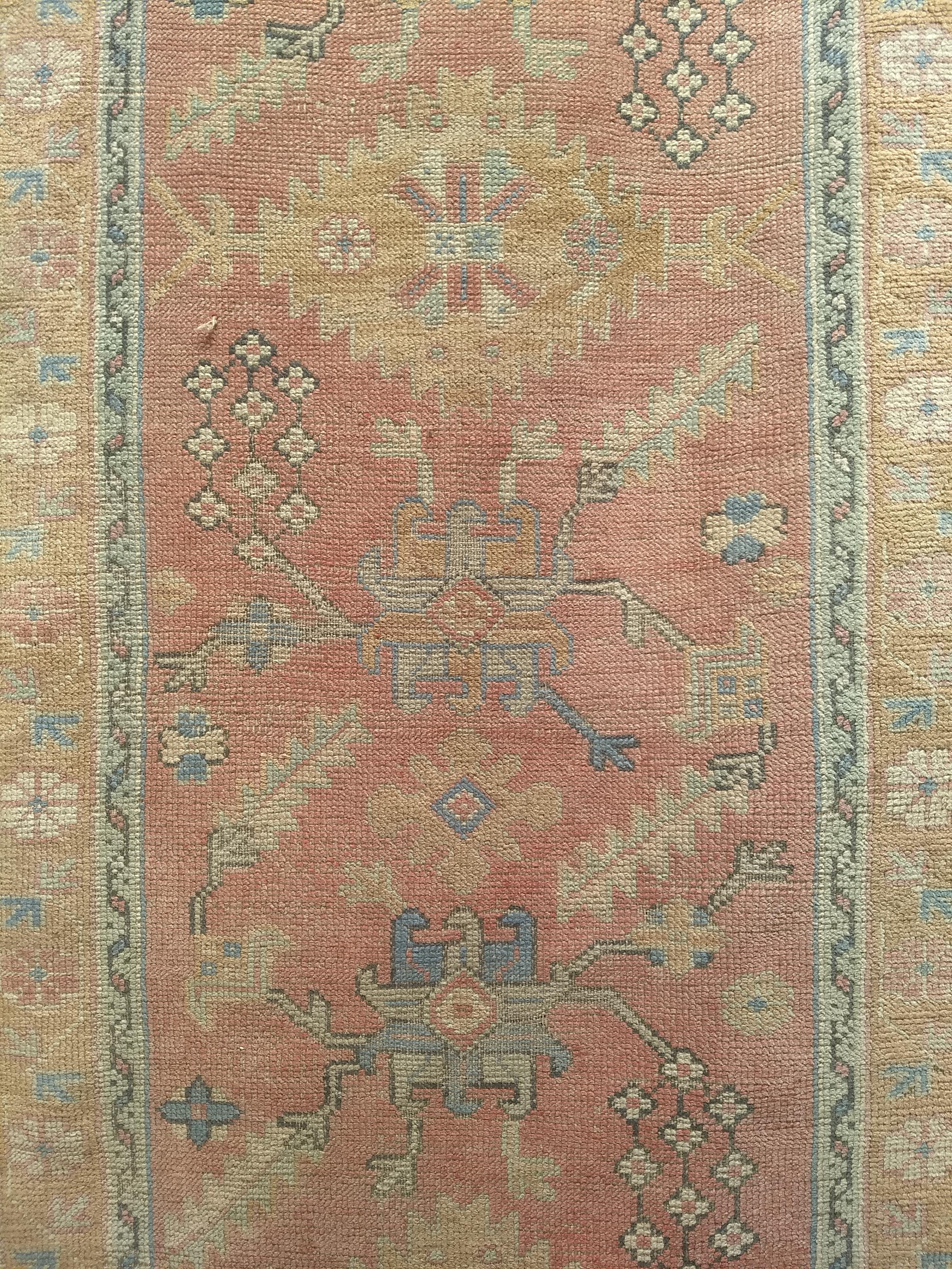 Ce chemin de table turc Oushak du XIXe siècle présente un étonnant motif géométrique qui illustre l'esthétique à la fois audacieuse et élégante du tissage villageois anatolien. Le champ principal présente de grands motifs angulaires dans des tons de