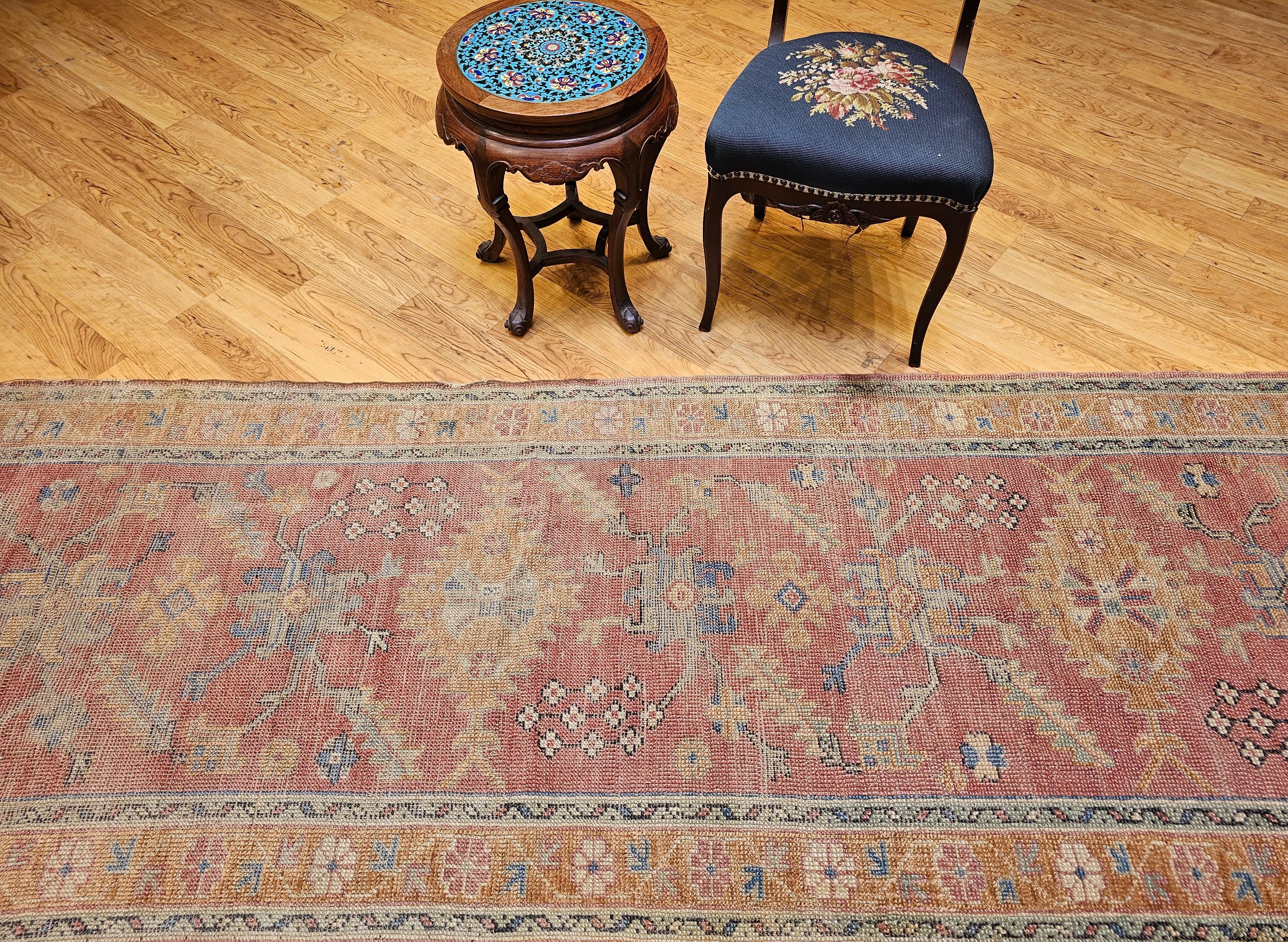 Tapis de couloir turc Oushak du 19ème siècle à motif géométrique partout en rose, jaune en vente 13