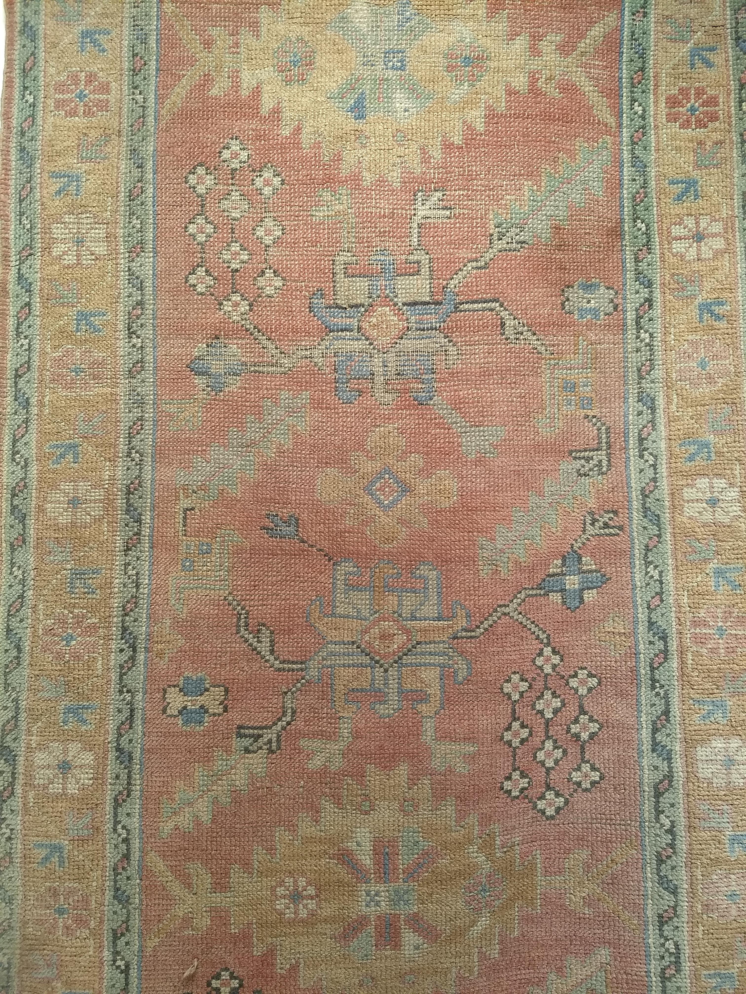 Turc Tapis de couloir turc Oushak du 19ème siècle à motif géométrique partout en rose, jaune en vente