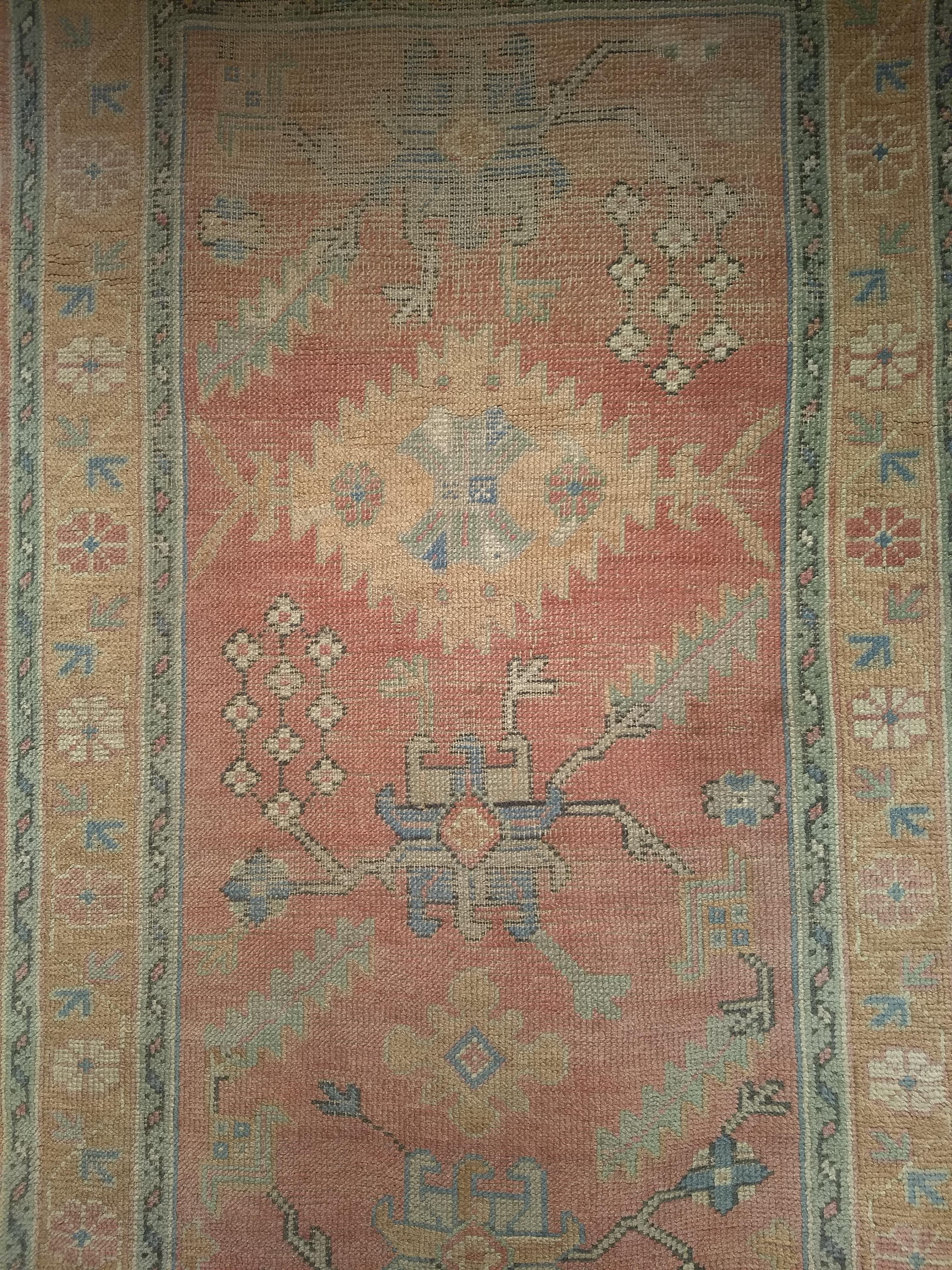 Teinture végétale Tapis de couloir turc Oushak du 19ème siècle à motif géométrique partout en rose, jaune en vente