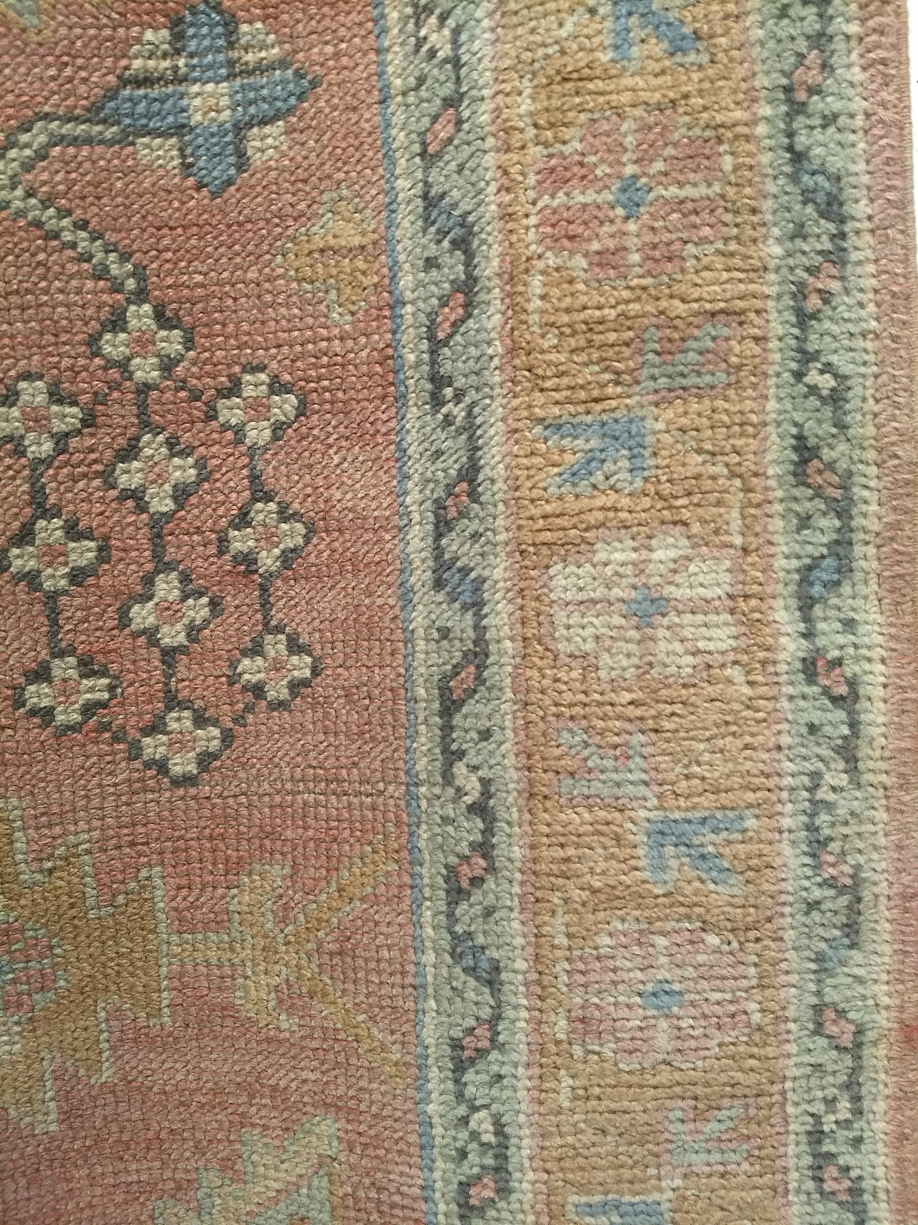 Tapis de couloir turc Oushak du 19ème siècle à motif géométrique partout en rose, jaune Bon état - En vente à Barrington, IL
