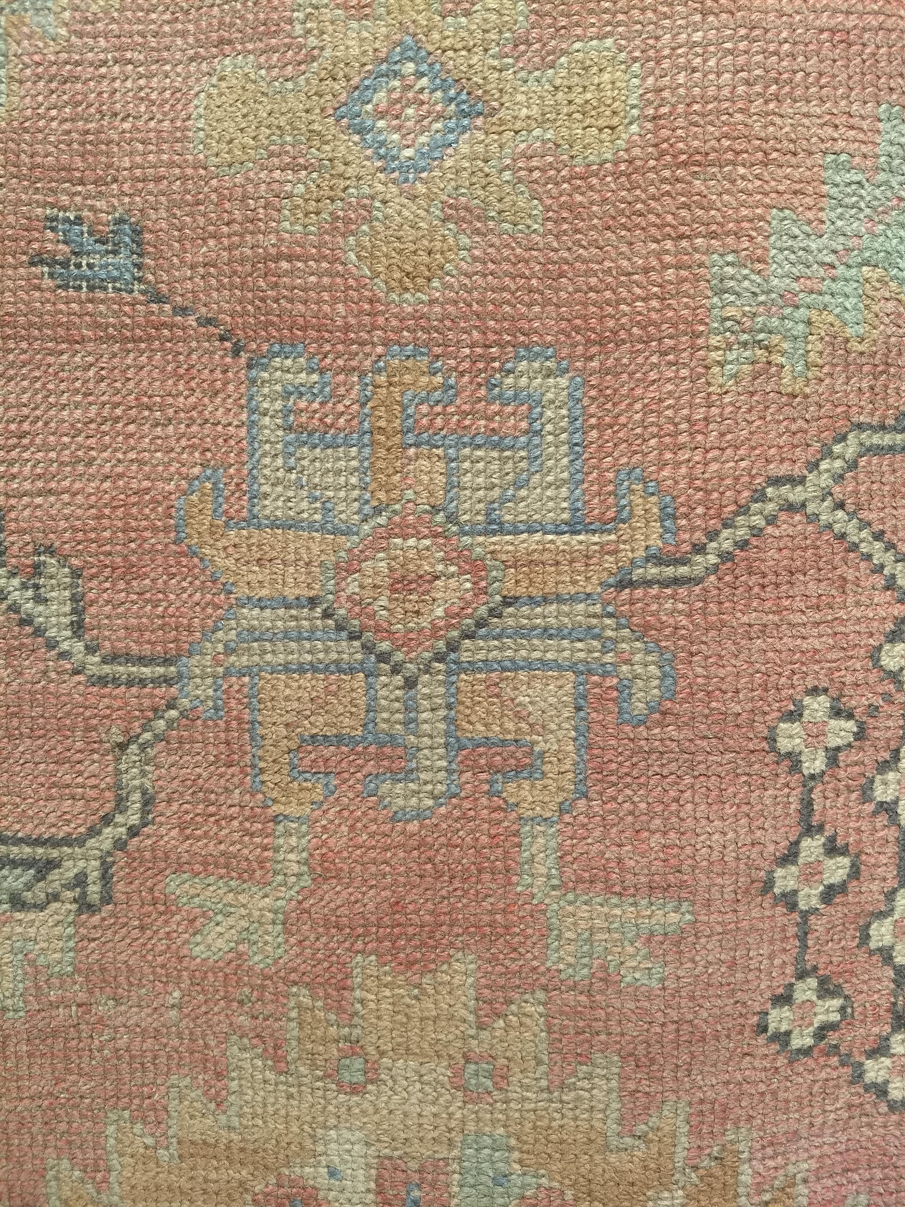 XIXe siècle Tapis de couloir turc Oushak du 19ème siècle à motif géométrique partout en rose, jaune en vente