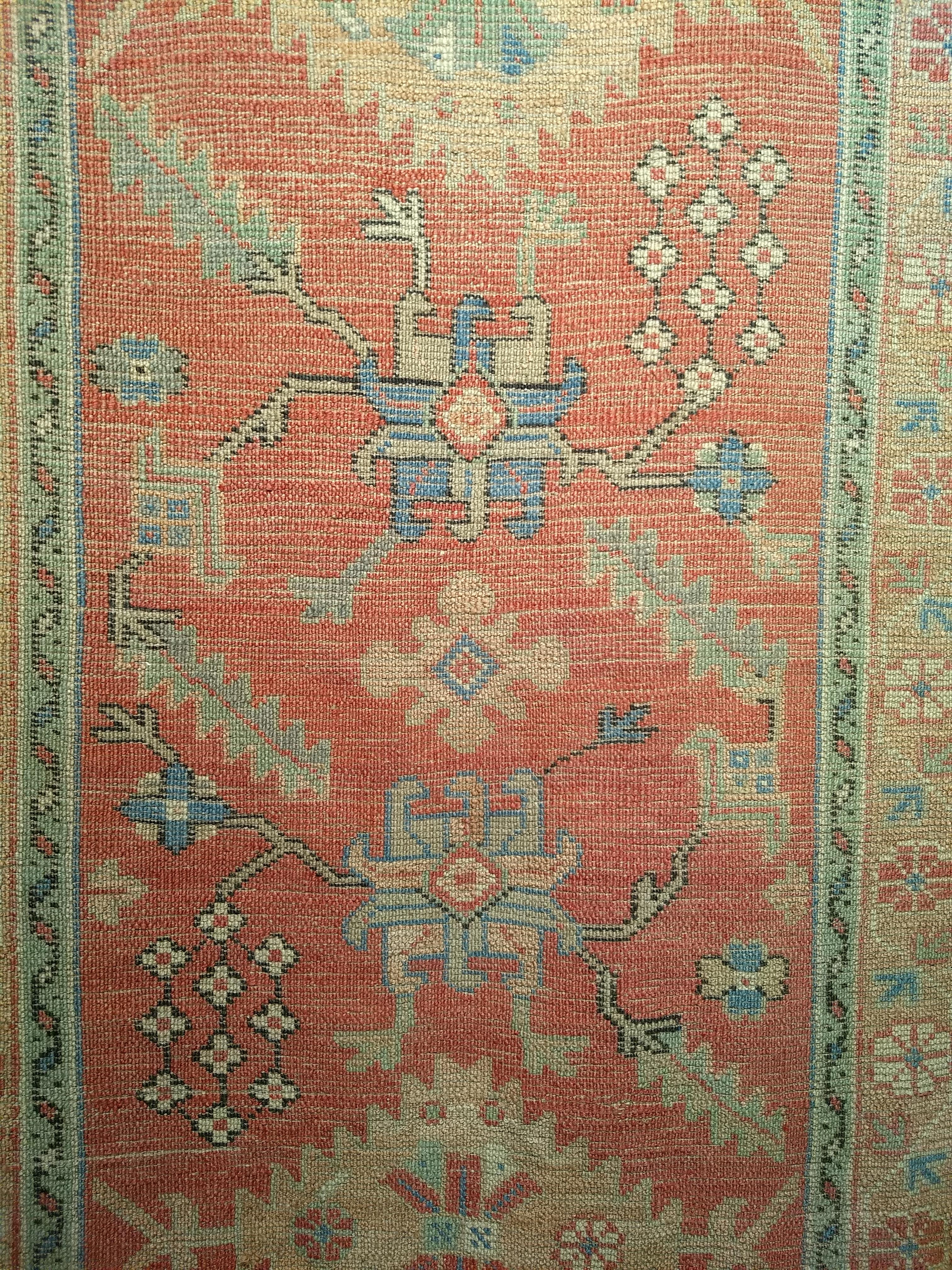 Tapis de couloir turc Oushak du 19ème siècle à motif géométrique partout en rose, jaune en vente 1