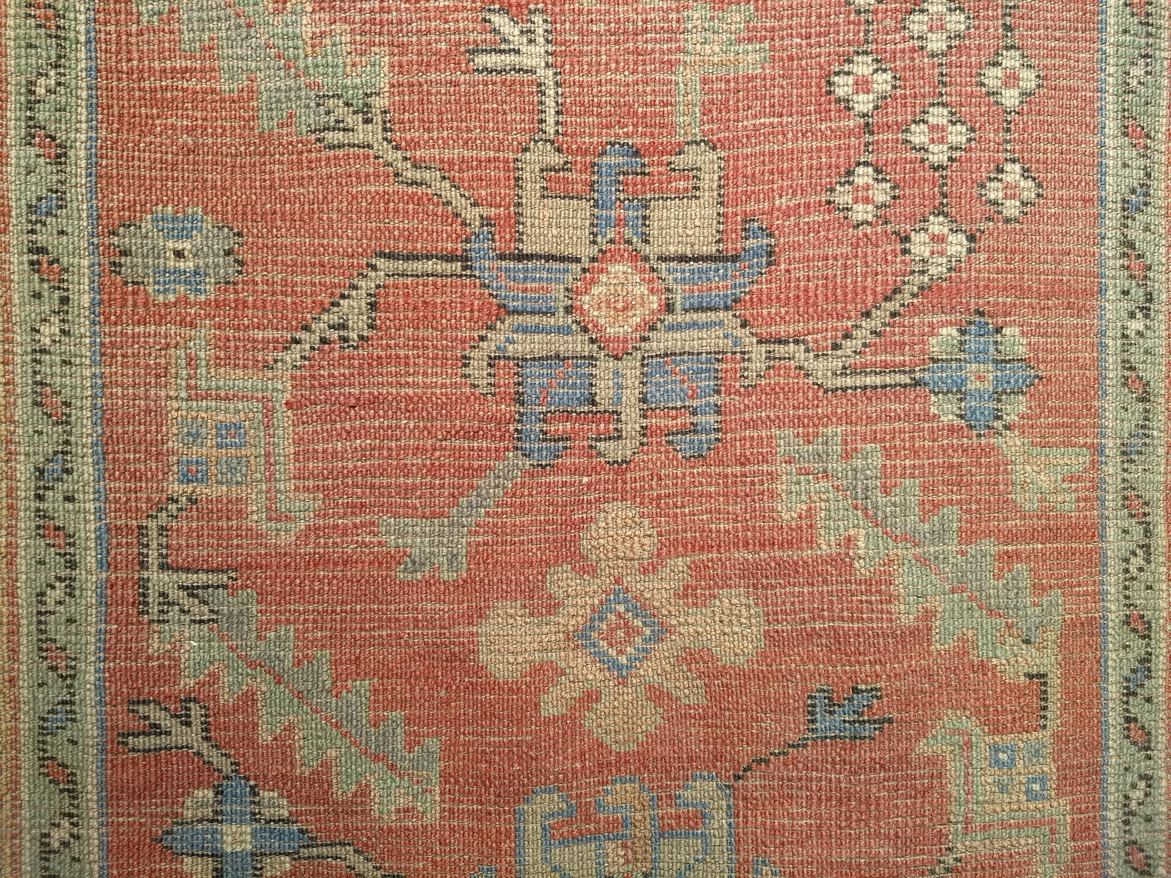 Tapis de couloir turc Oushak du 19ème siècle à motif géométrique partout en rose, jaune en vente 2