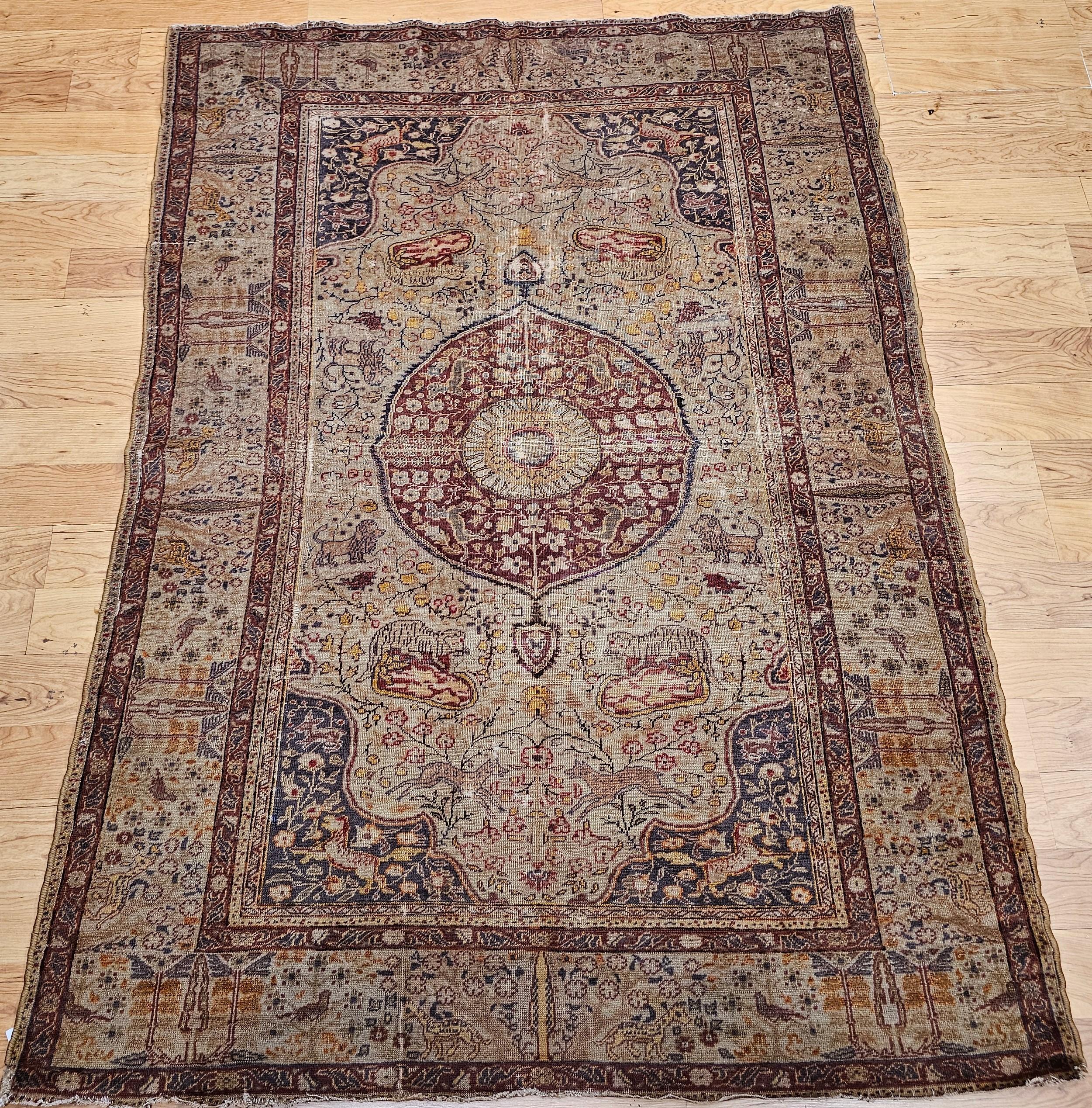 Exemple remarquable de l'artisanat anatolien du XIXe siècle, ce tapis turc ancien de Sivas présente un jardin exquis enrichi de motifs floraux et animaux symboliques, dont de gracieuses représentations de cerfs, de lions et d'oiseaux. Tissé dans une