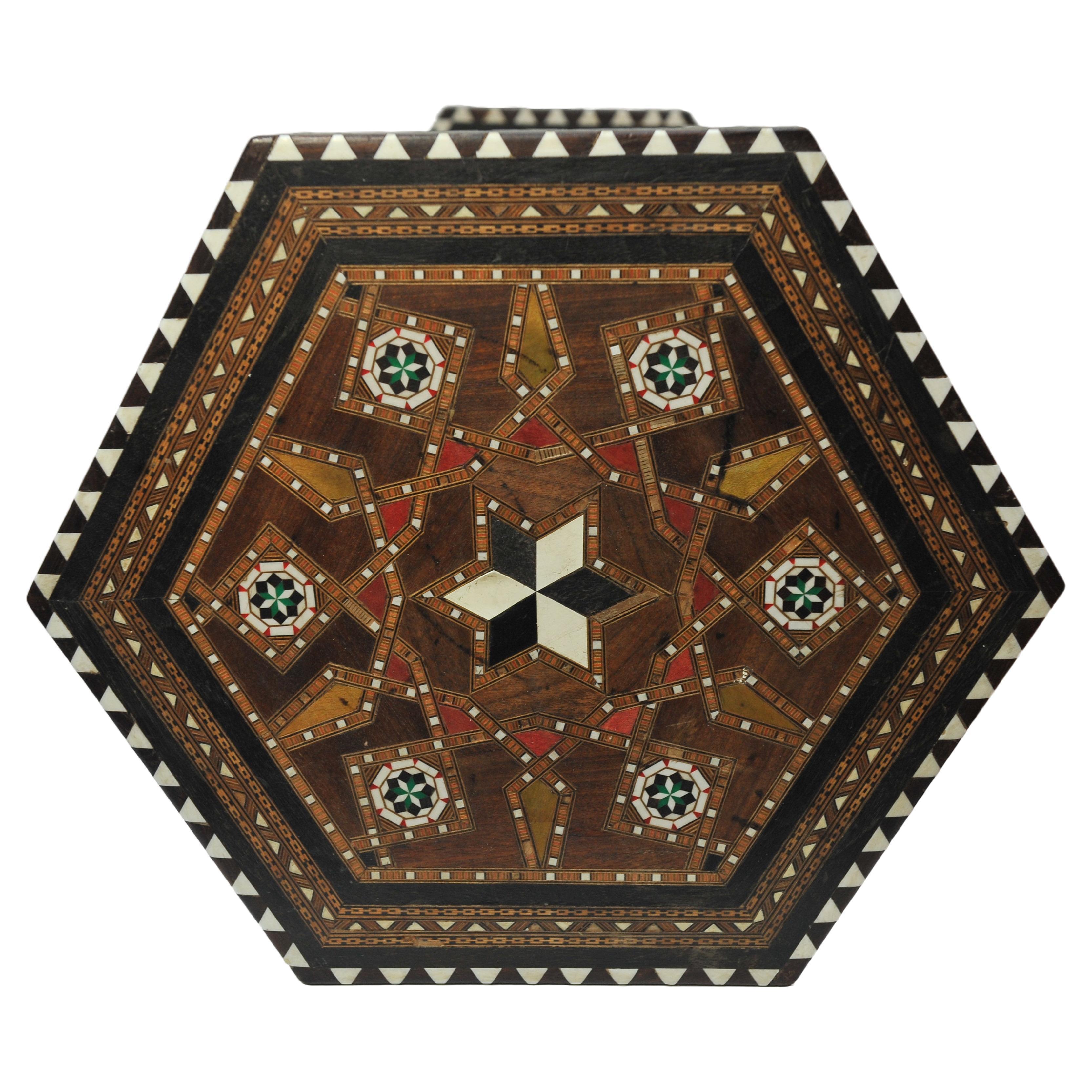Mauresque Table à thé mauresque hexagonale du 19e siècle en bois fruitier avec détails en mosaïque  en vente