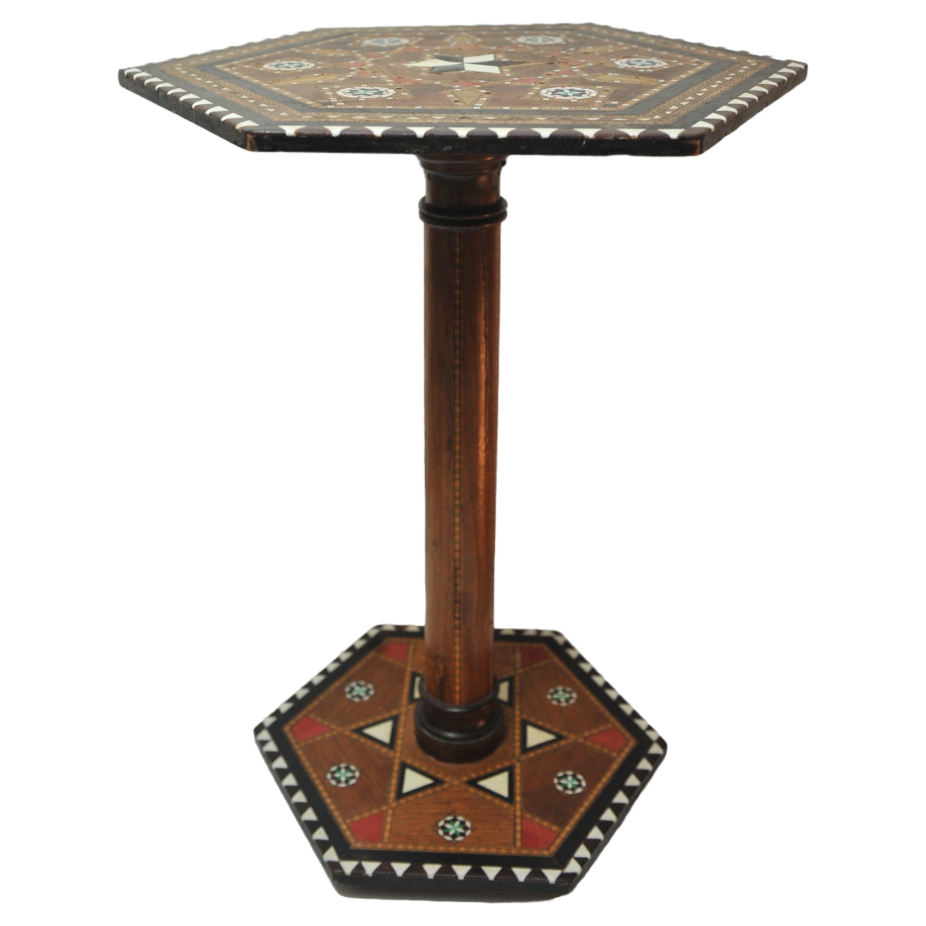 XIXe siècle Table à thé mauresque hexagonale du 19e siècle en bois fruitier avec détails en mosaïque  en vente