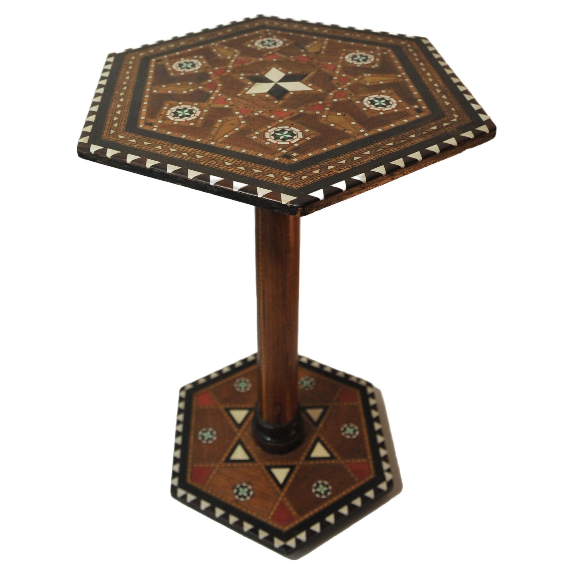 Fruitiers Table à thé mauresque hexagonale du 19e siècle en bois fruitier avec détails en mosaïque  en vente