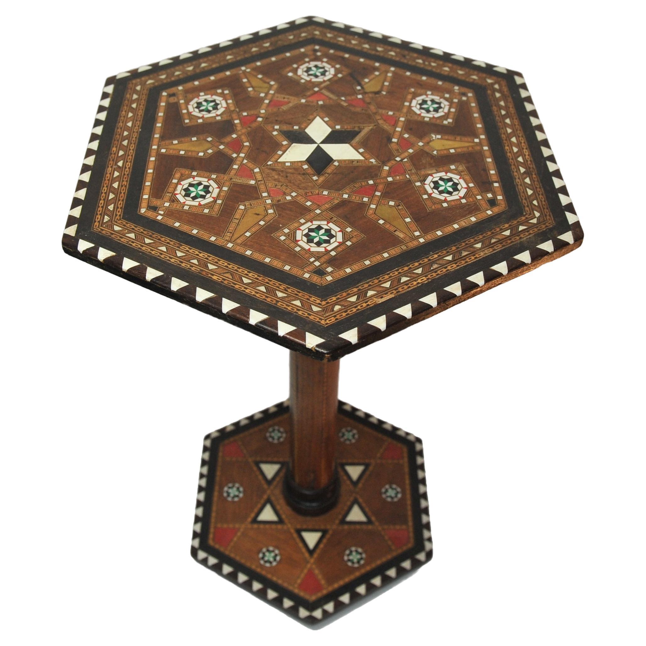Parqueterie Table à thé mauresque hexagonale du 19e siècle en bois fruitier avec détails en mosaïque  en vente