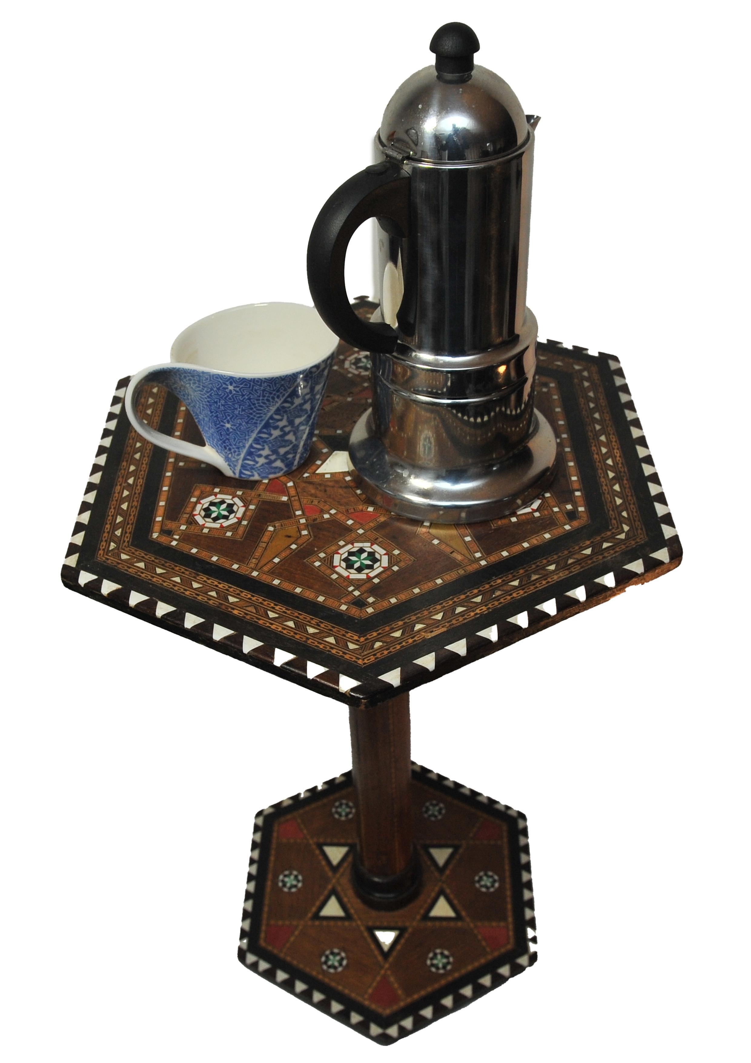 Turc Table à thé mauresque hexagonale du 19e siècle en bois fruitier avec détails en mosaïque  en vente